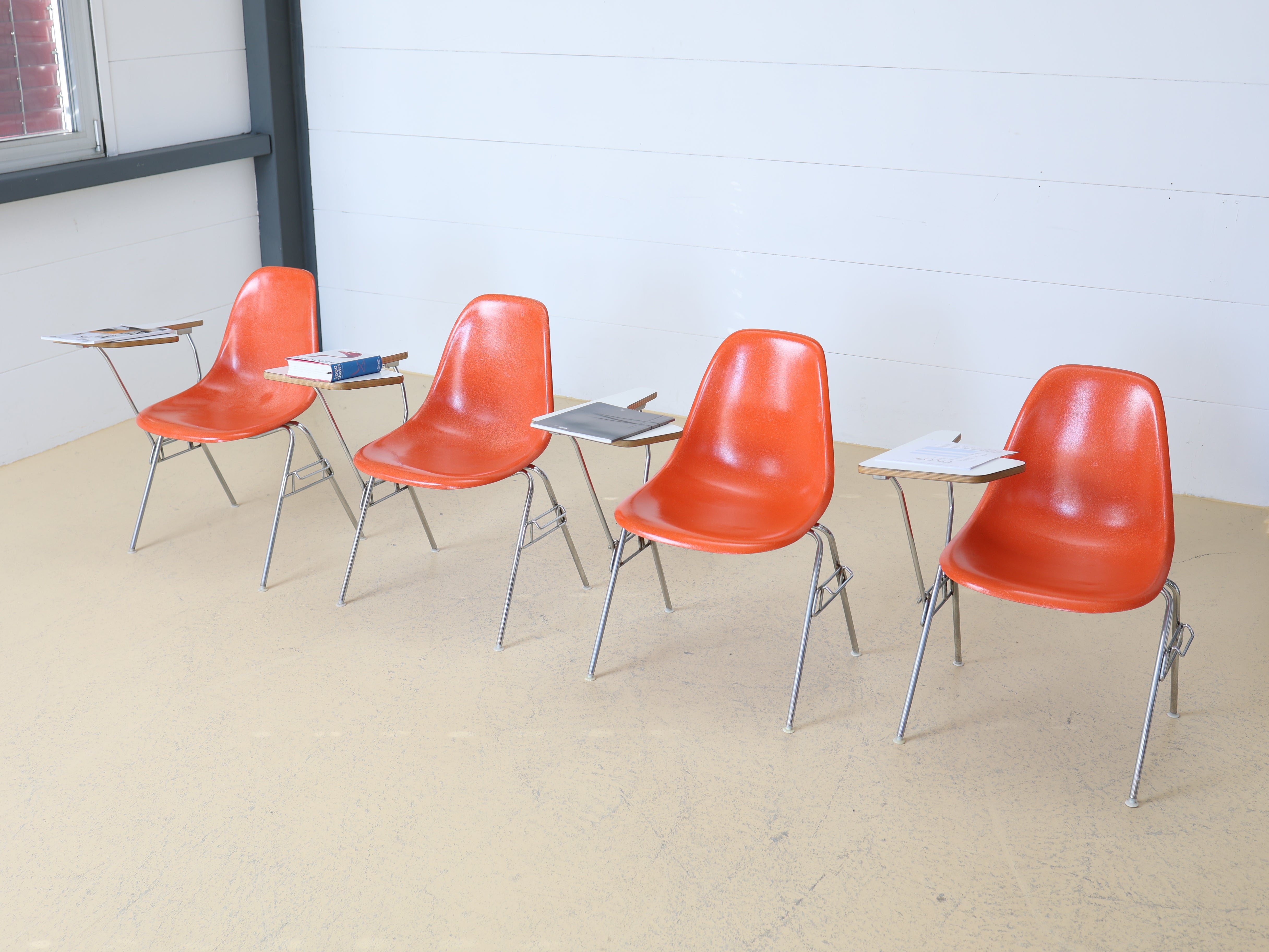 Eames Side Chairs mit Ablagetisch