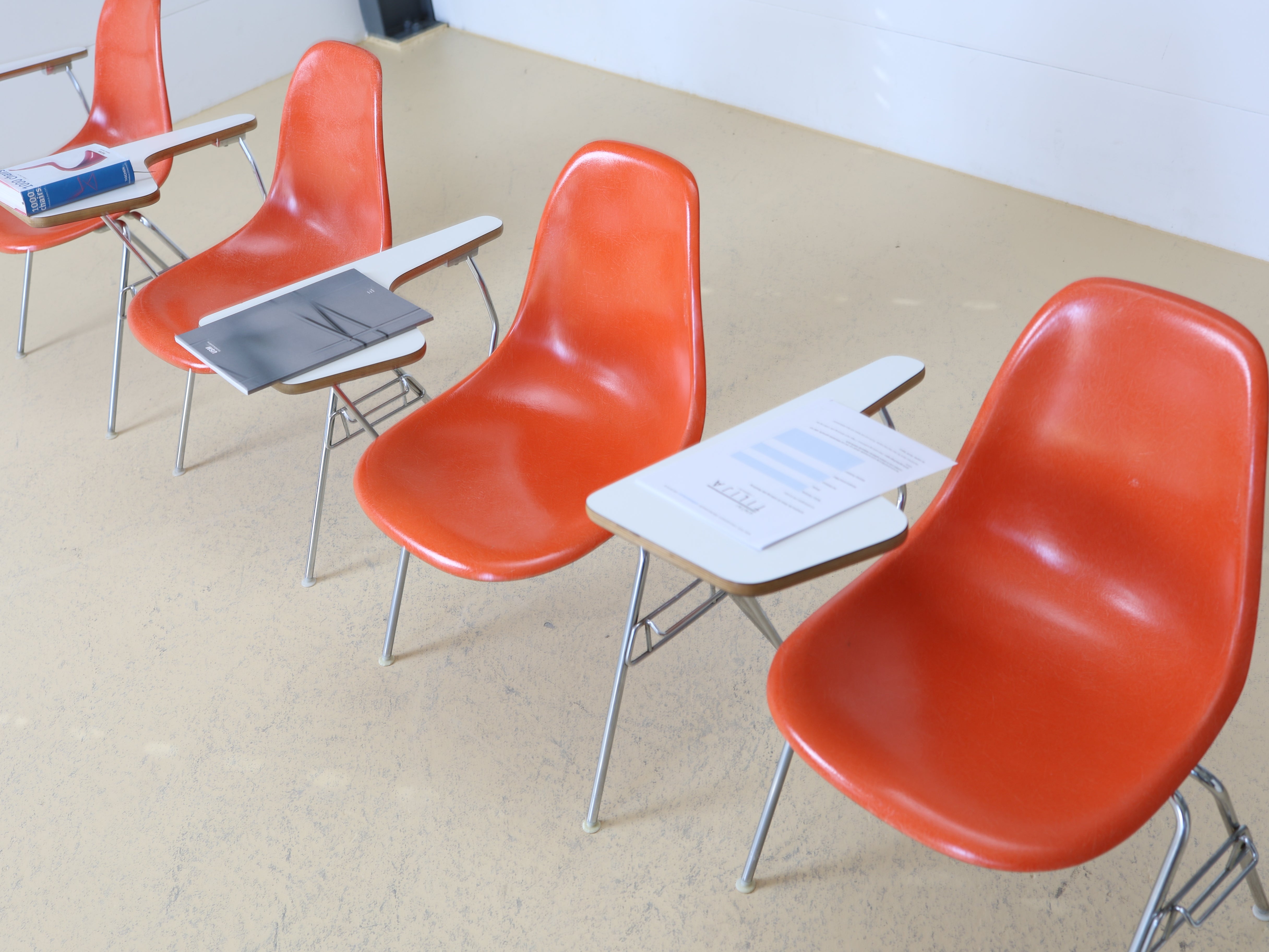Eames Side Chairs mit Ablagetisch