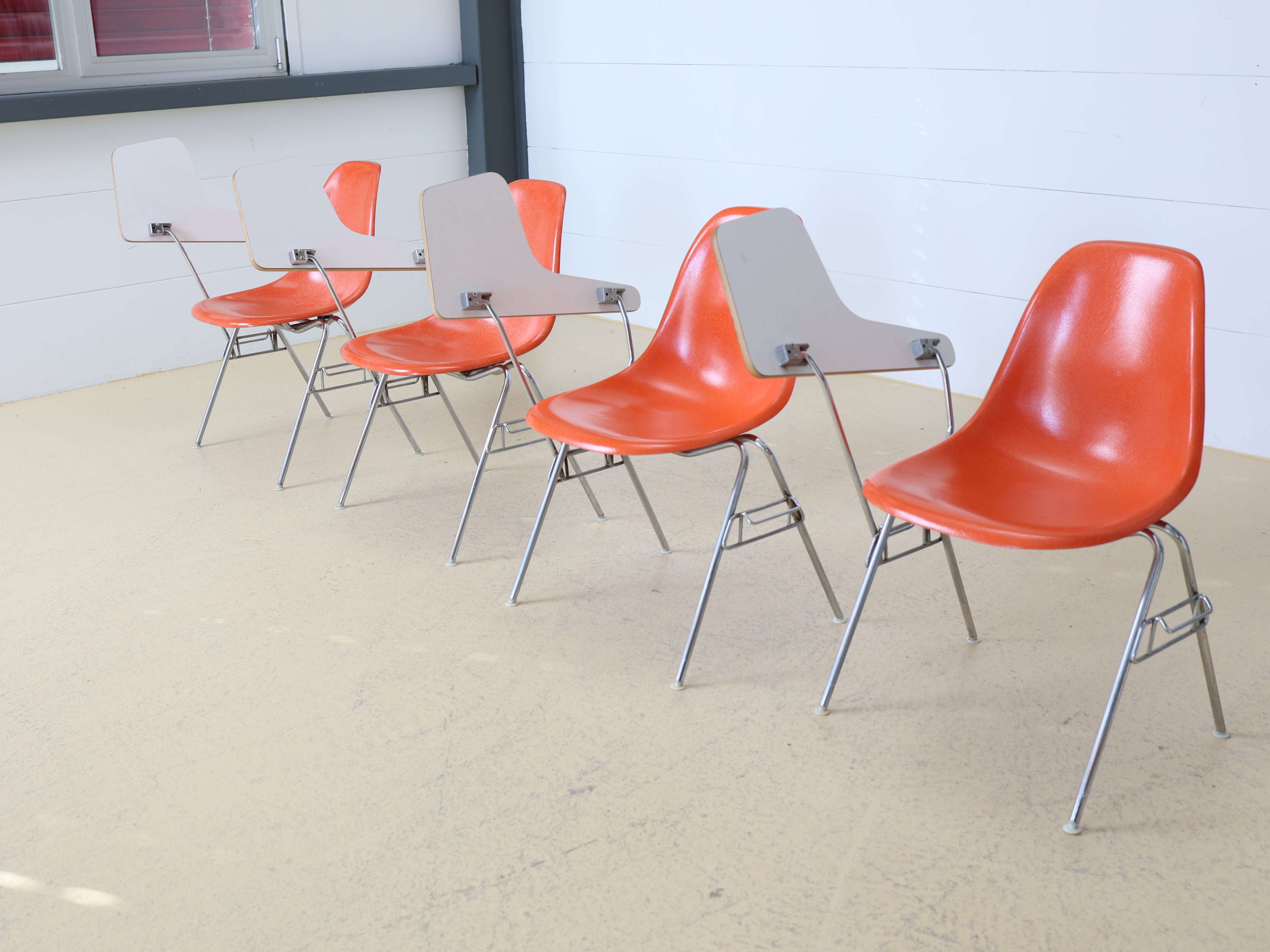 Eames Side Chairs mit Ablagetisch