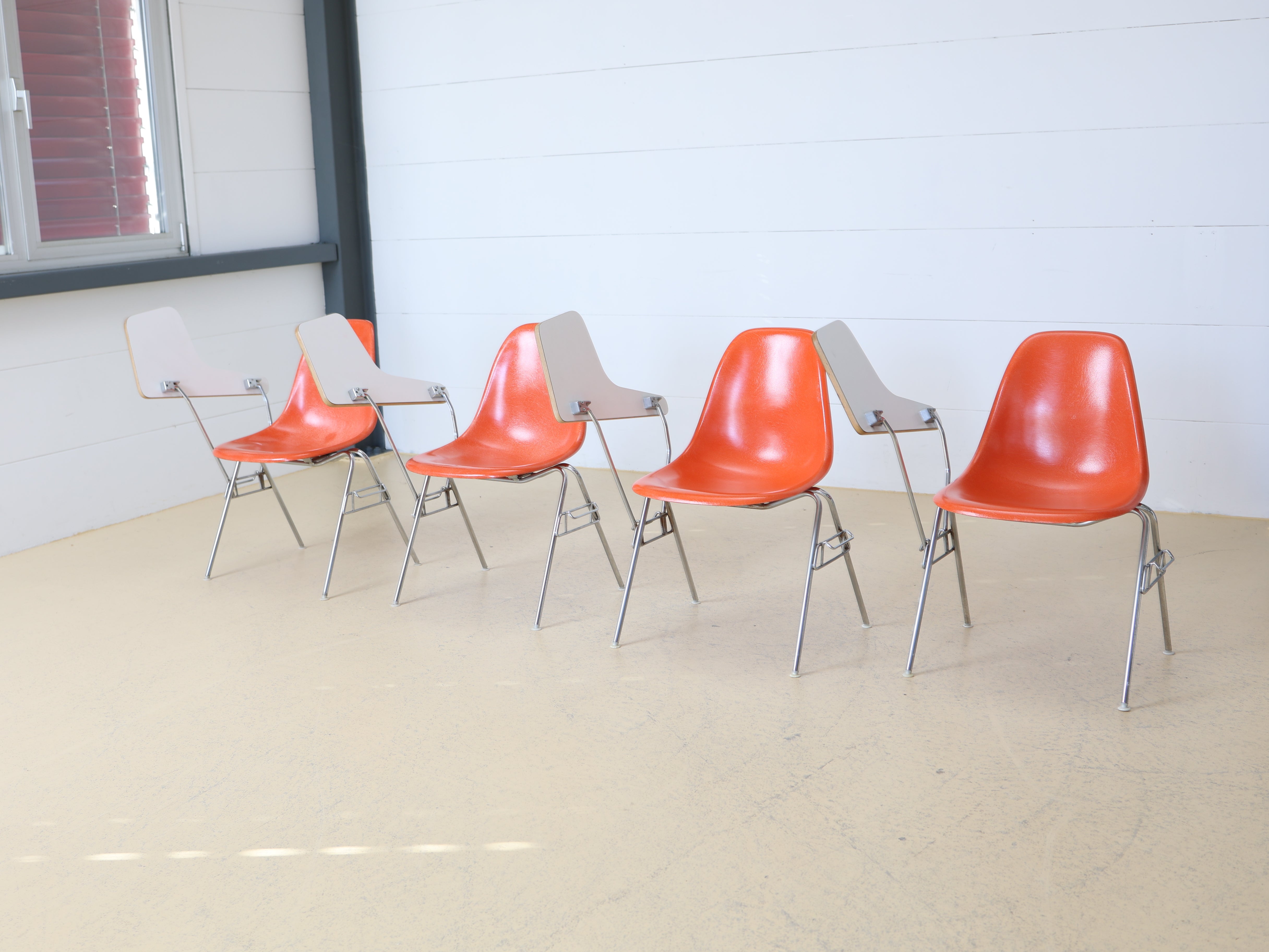 Eames Side Chairs mit Ablagetisch