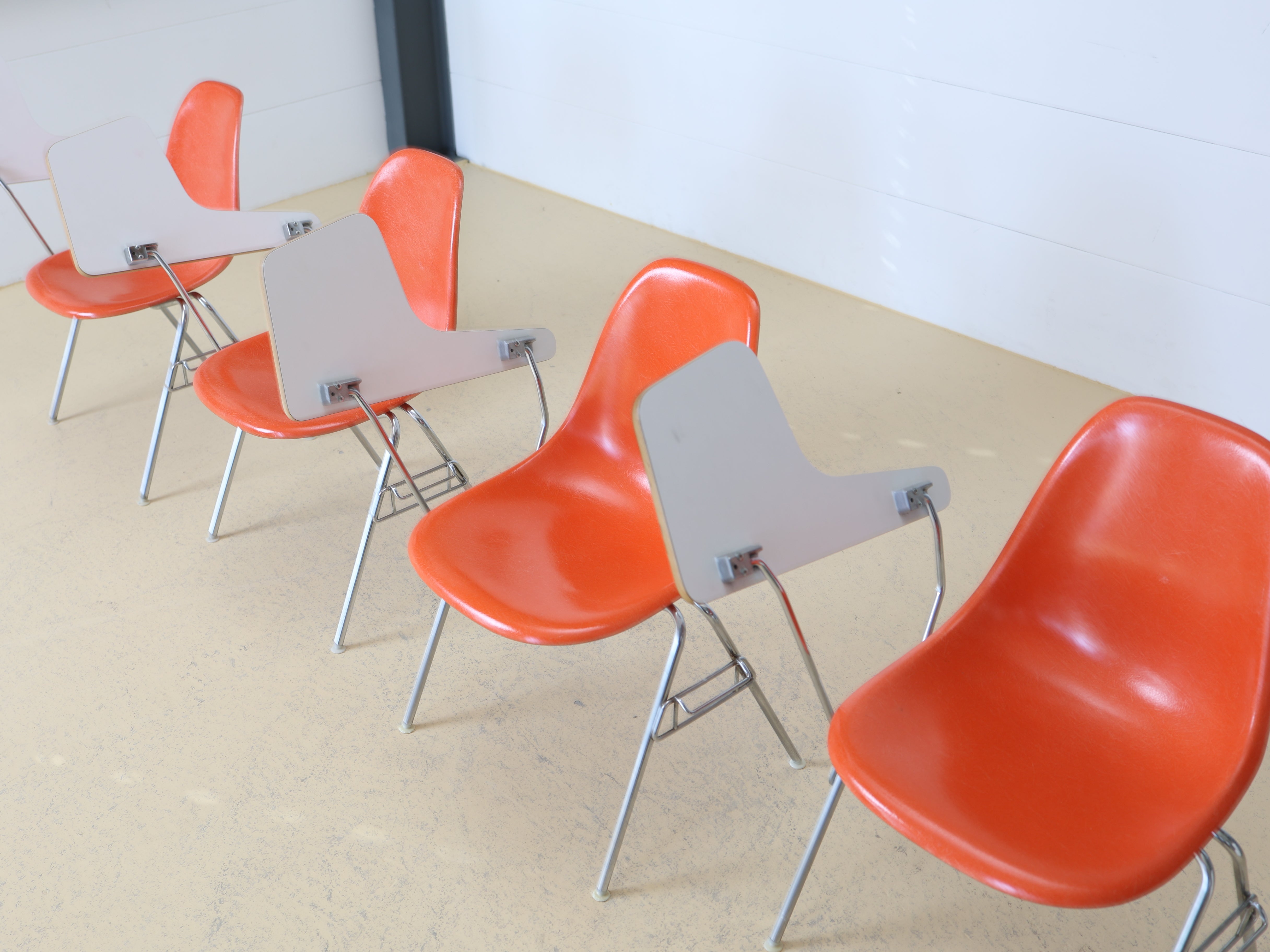 Eames Side Chairs mit Ablagetisch