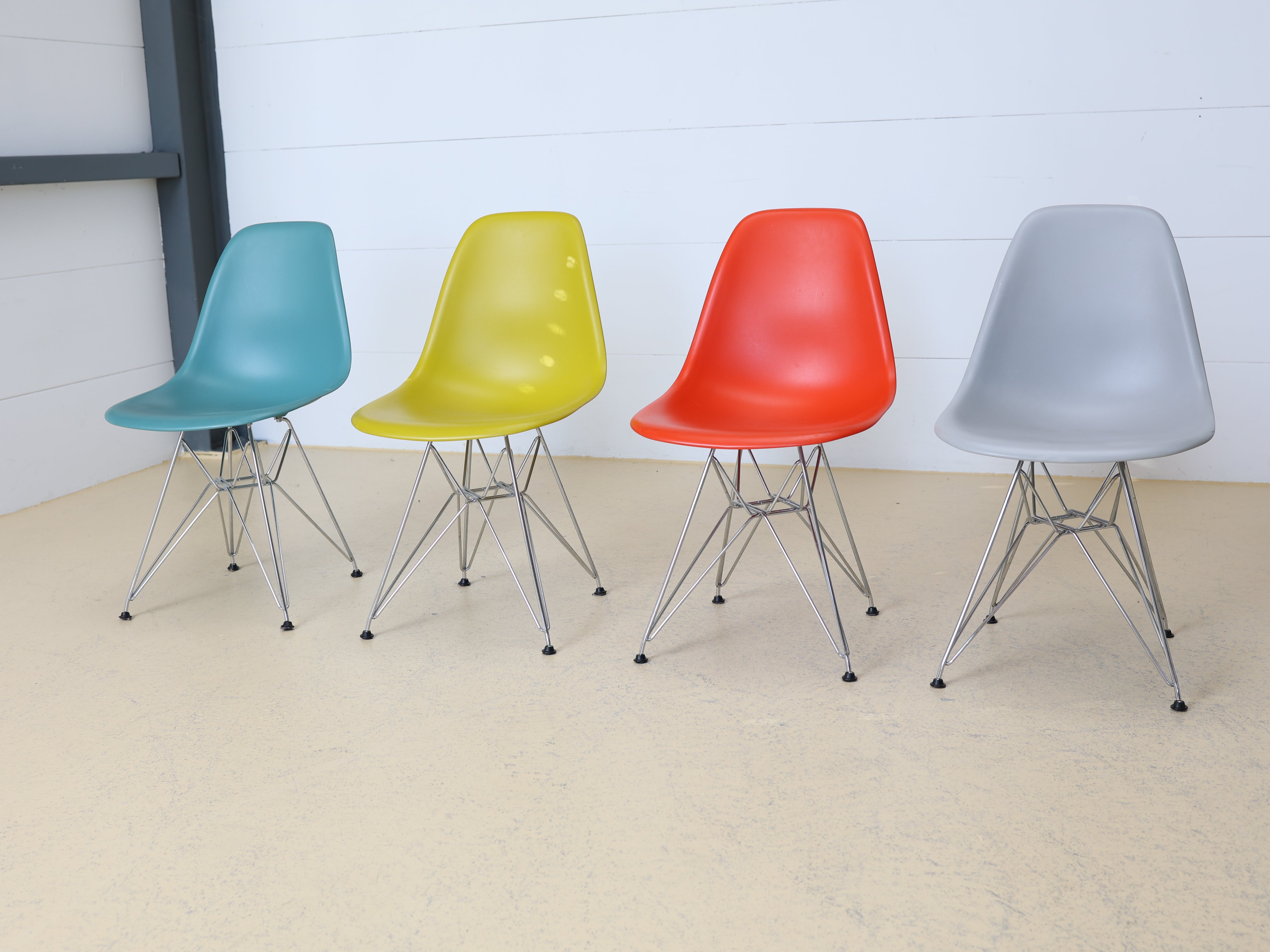 Eames Plastic Side Chairs mit Eiffel Base