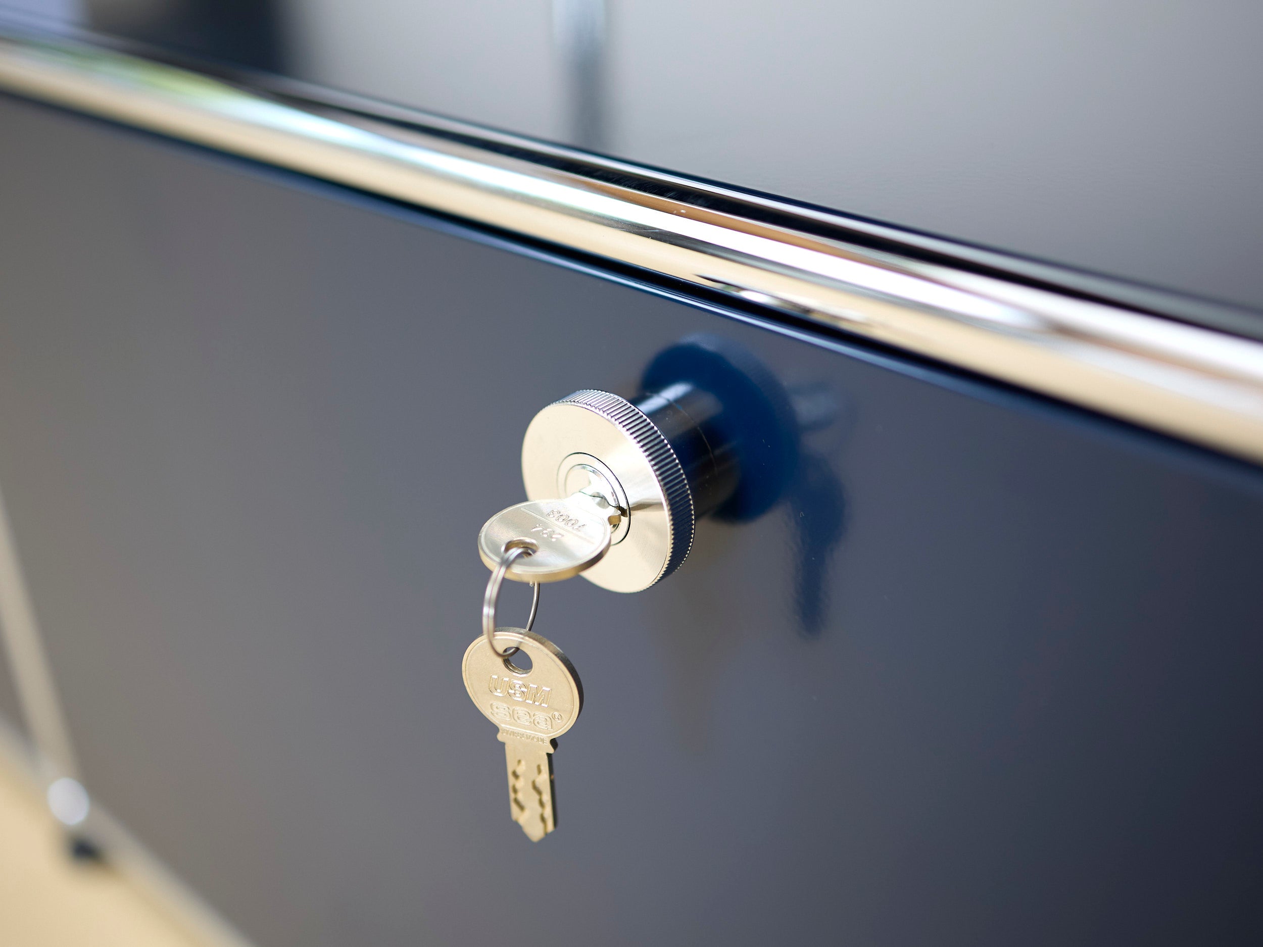 USM Haller Lowboard Stahlblau