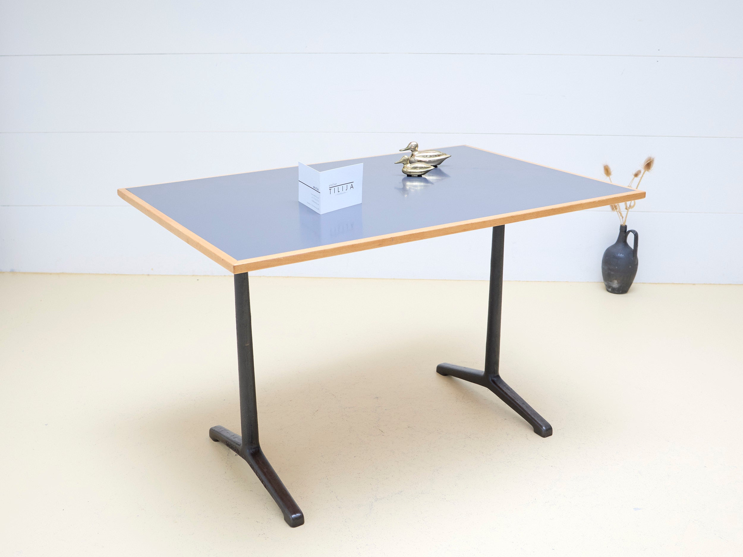 Beizentisch mit Gusseisenfüsse von Horgen Glarus