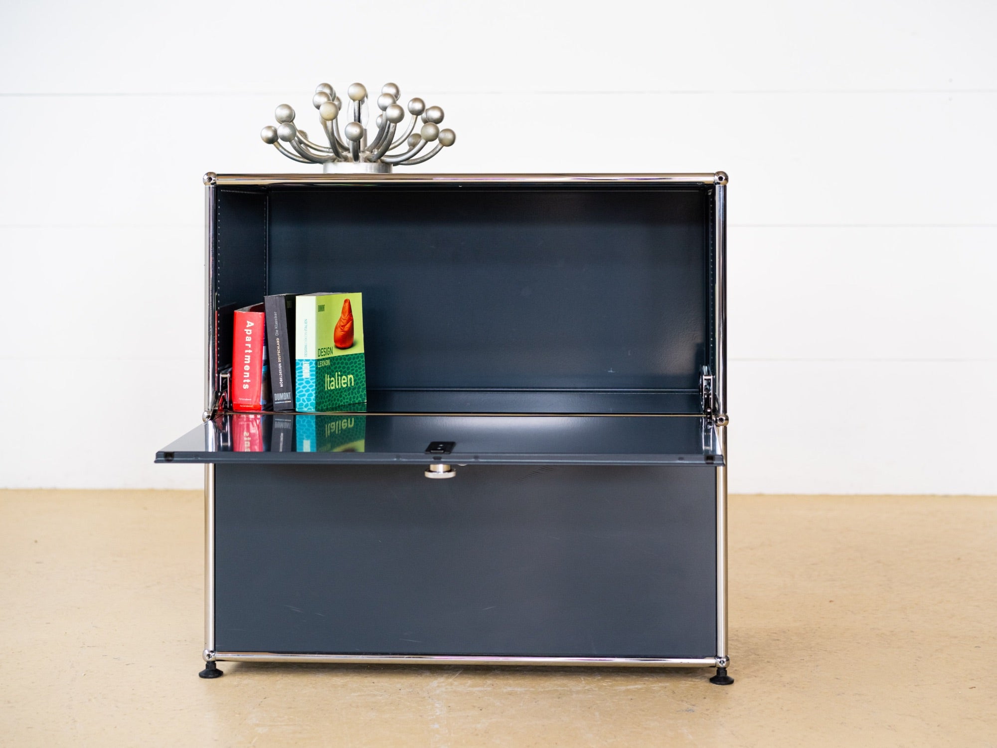 USM Sideboard in Anthrazitgrau