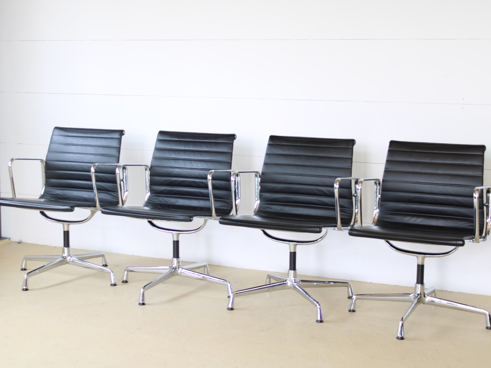 Vitra Stühle Eames EA108