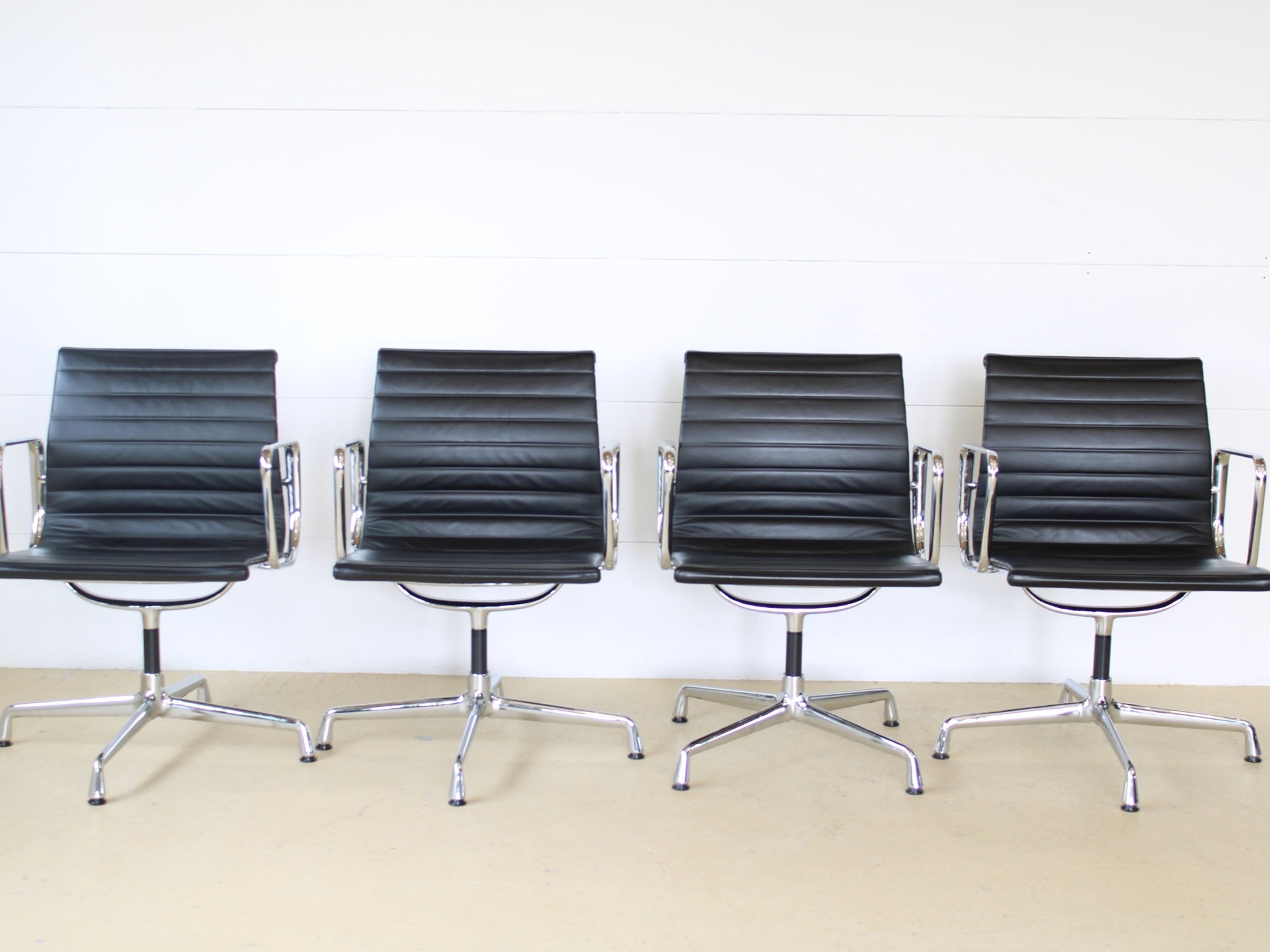 Vitra Stühle Eames EA108