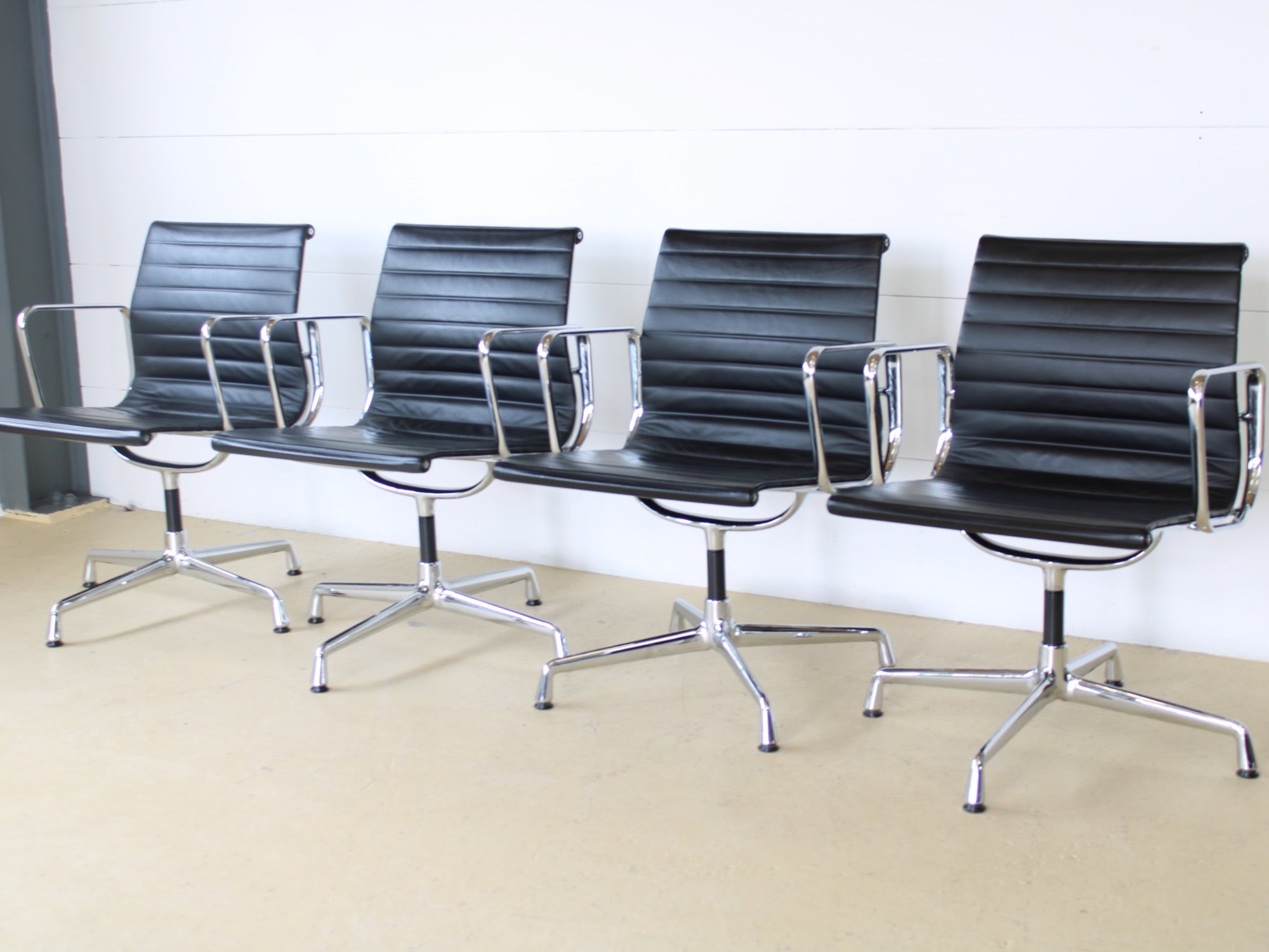 Vitra Stühle Eames EA108