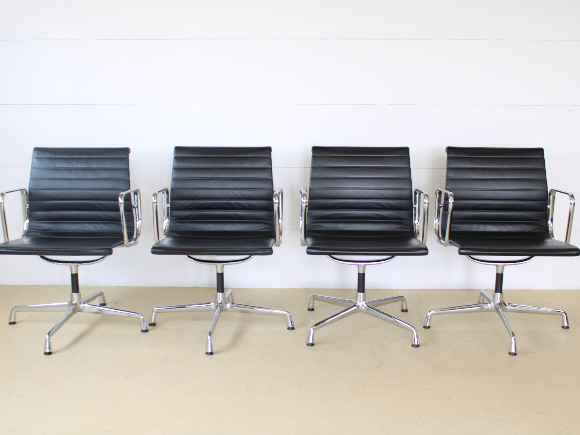 Vitra Stühle Eames EA108