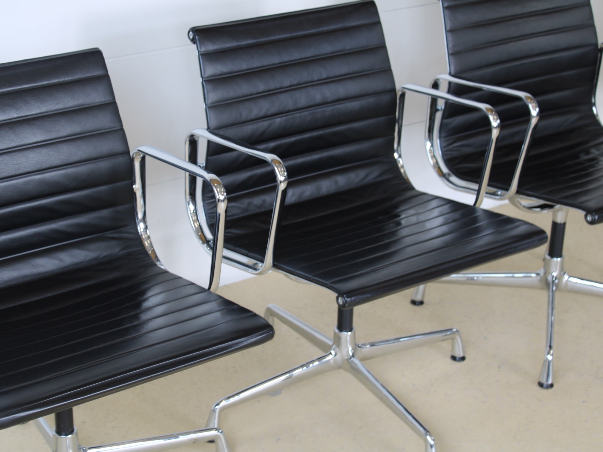 Vitra Stühle Eames EA108