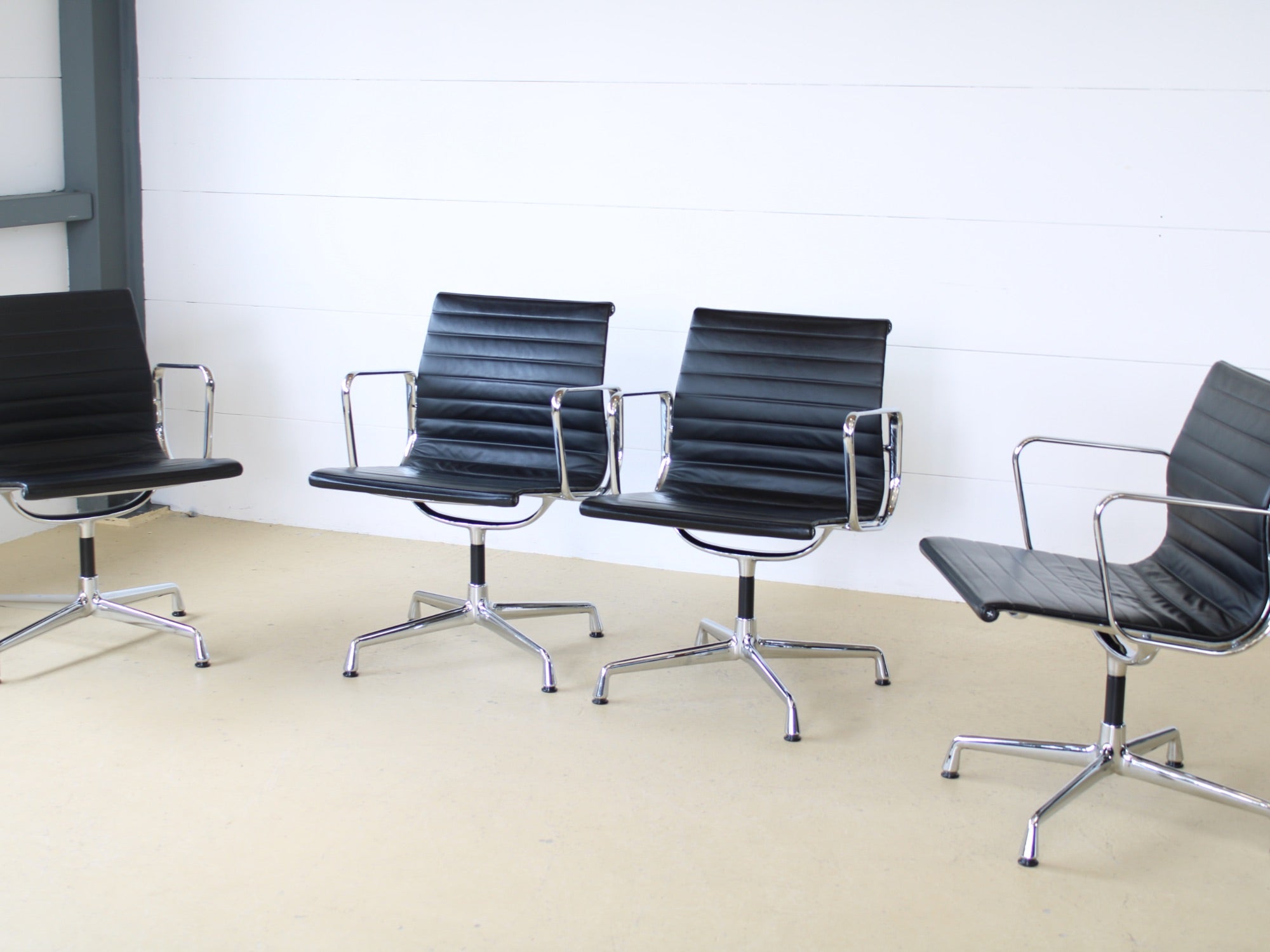 Vitra Stühle Eames EA108