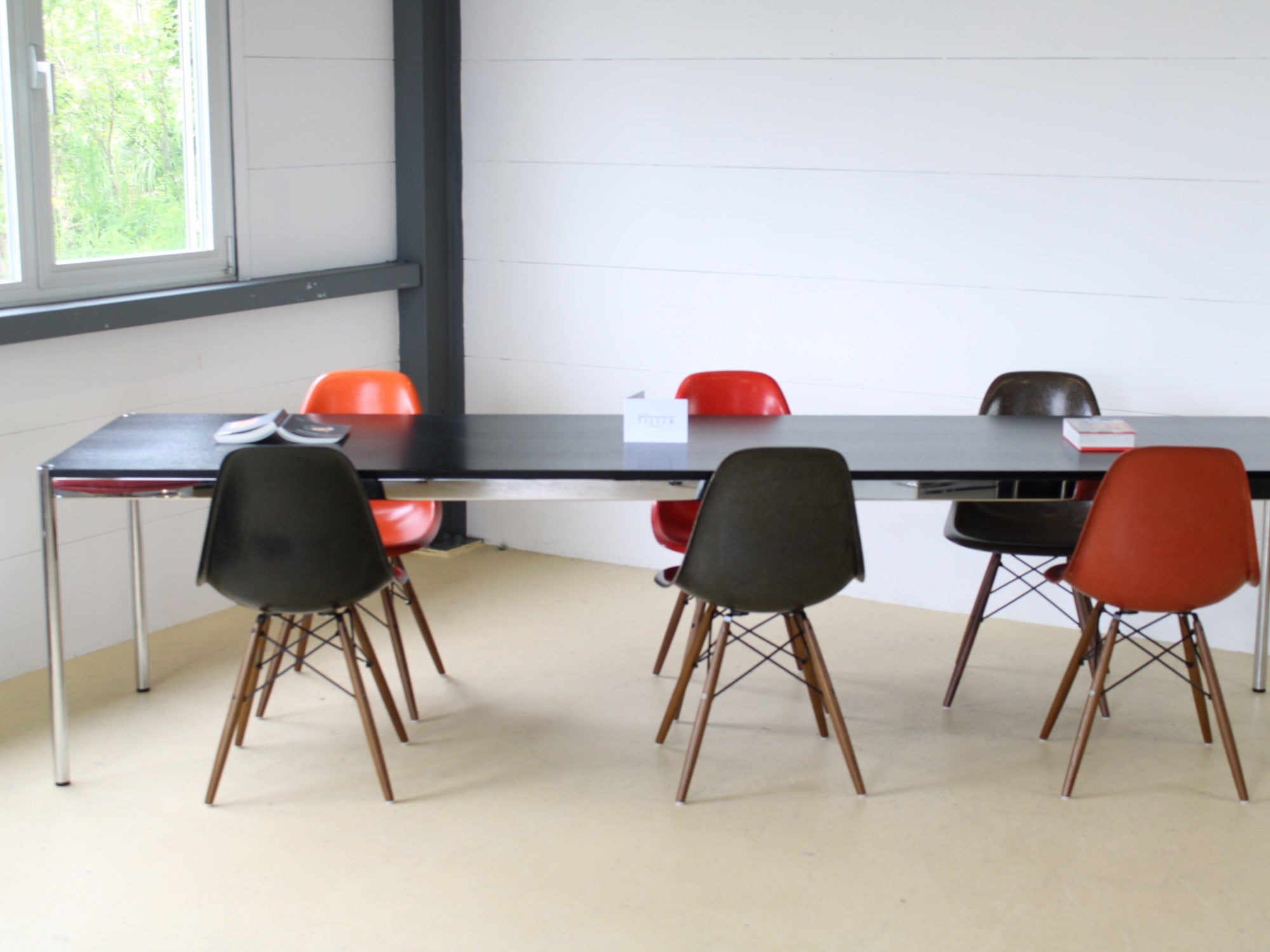 Grosser USM Haller Tisch in schwarz