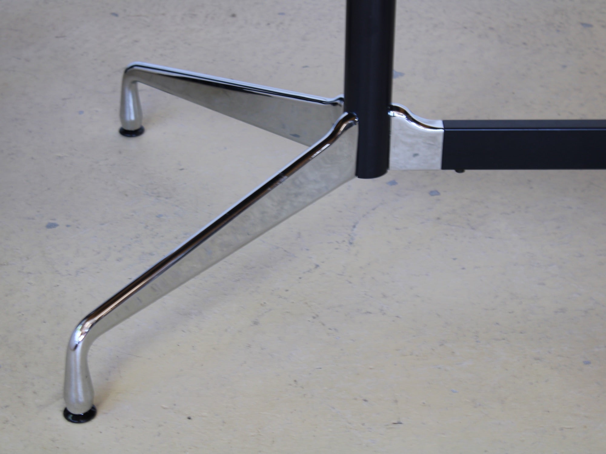 Schäner Vitra Tisch von Charles & Ray Eames