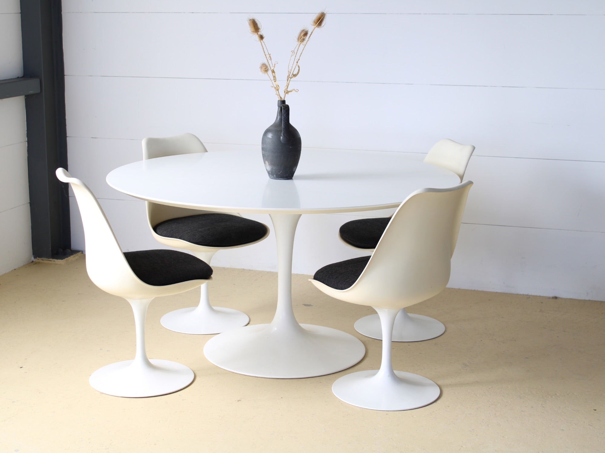 Eero Saarinen Set: Tisch & 4 Stühle