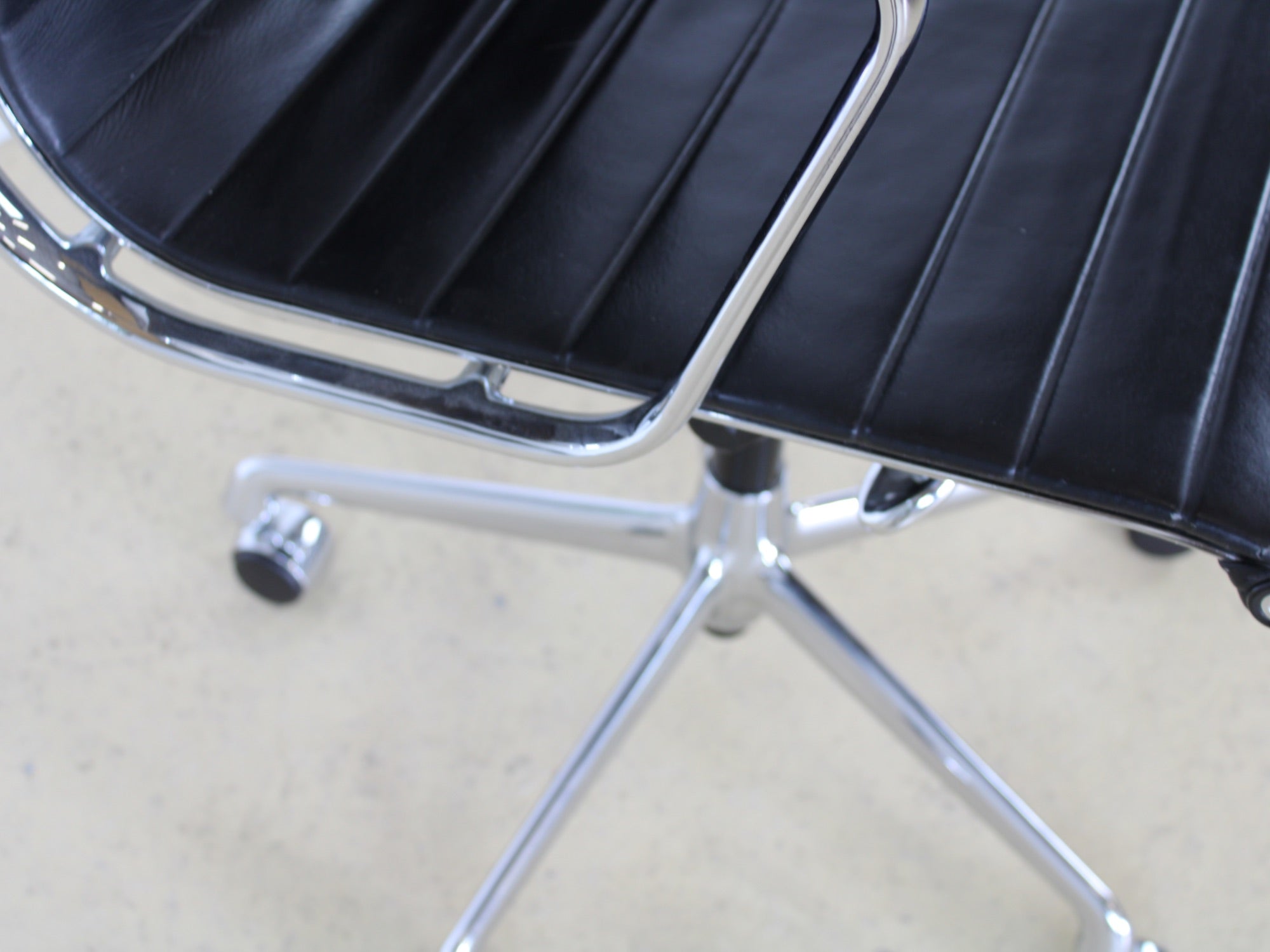 Vitra Eames Bürostuhl EA119