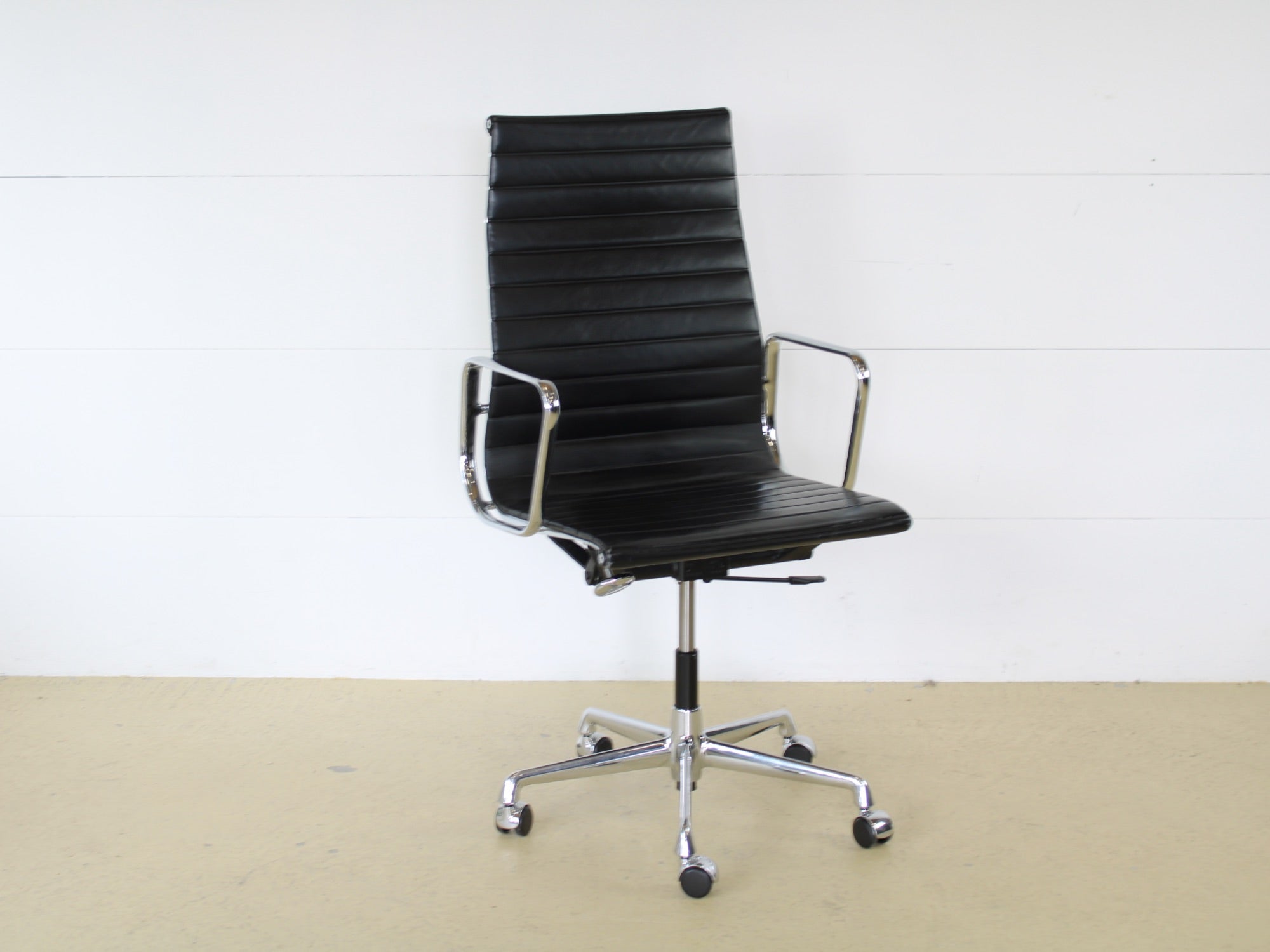 Vitra Eames Bürostuhl EA119