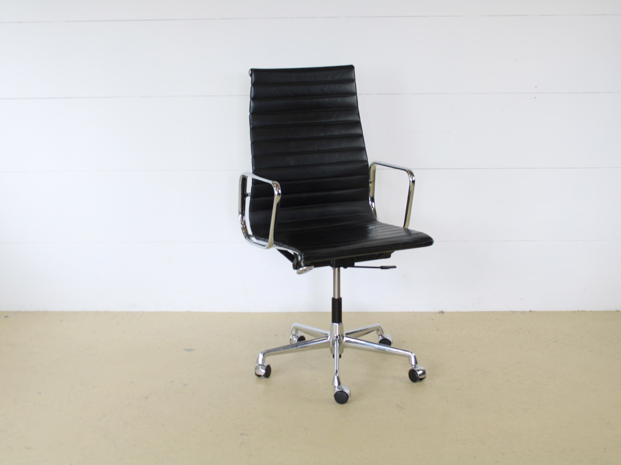 Vitra Eames Bürostuhl EA119