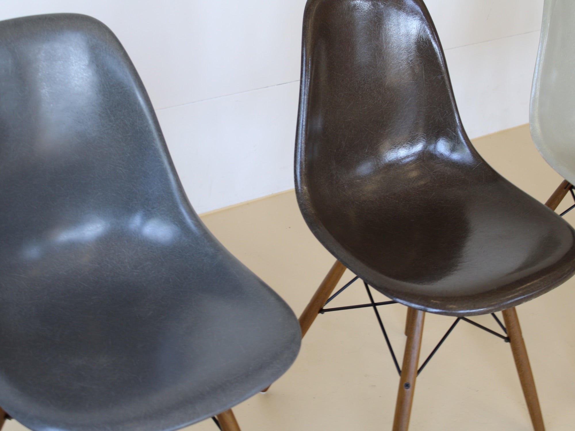Eames Fiberglas Stühle von Hermann Miller