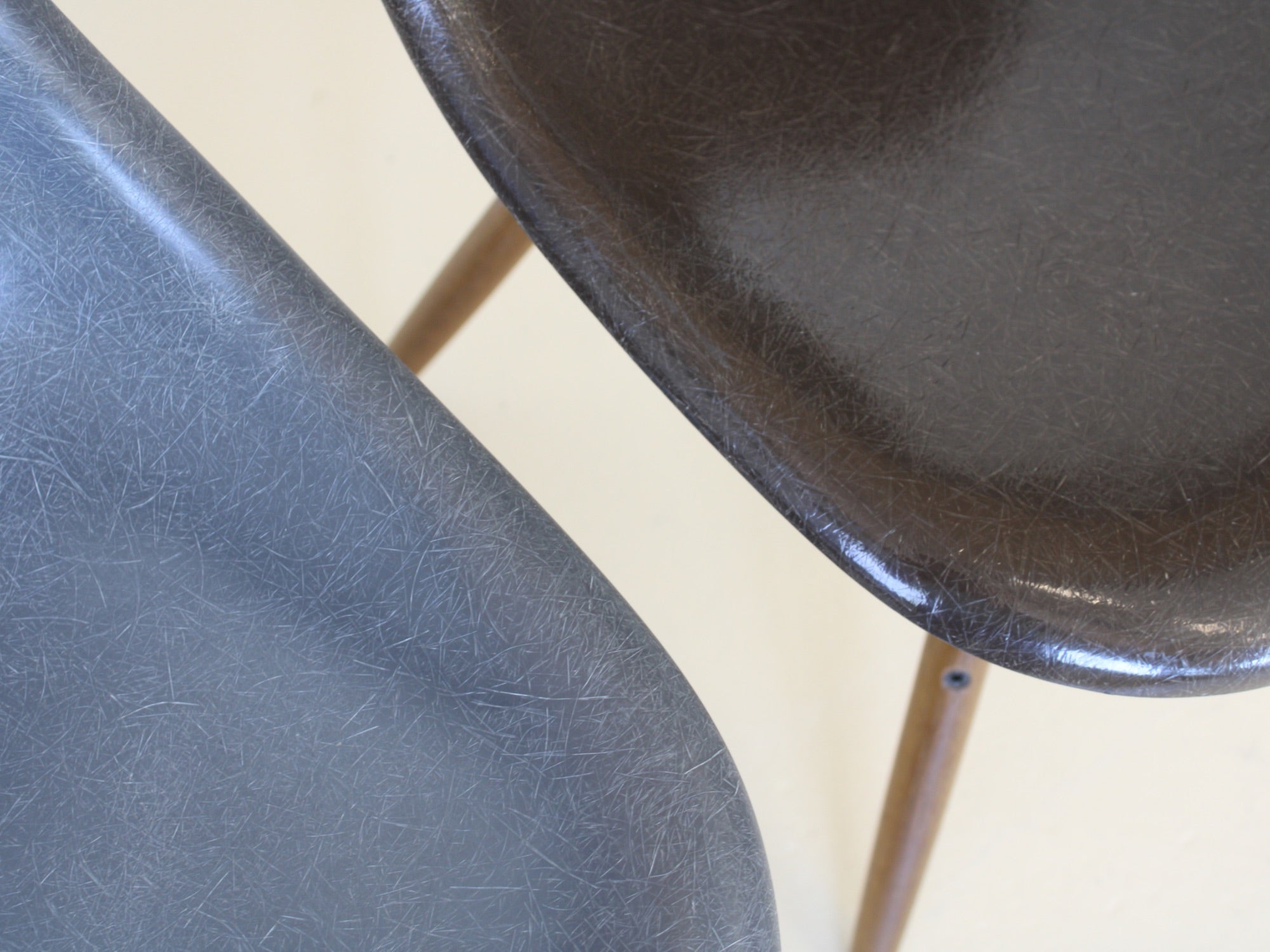 Eames Fiberglas Stühle von Hermann Miller