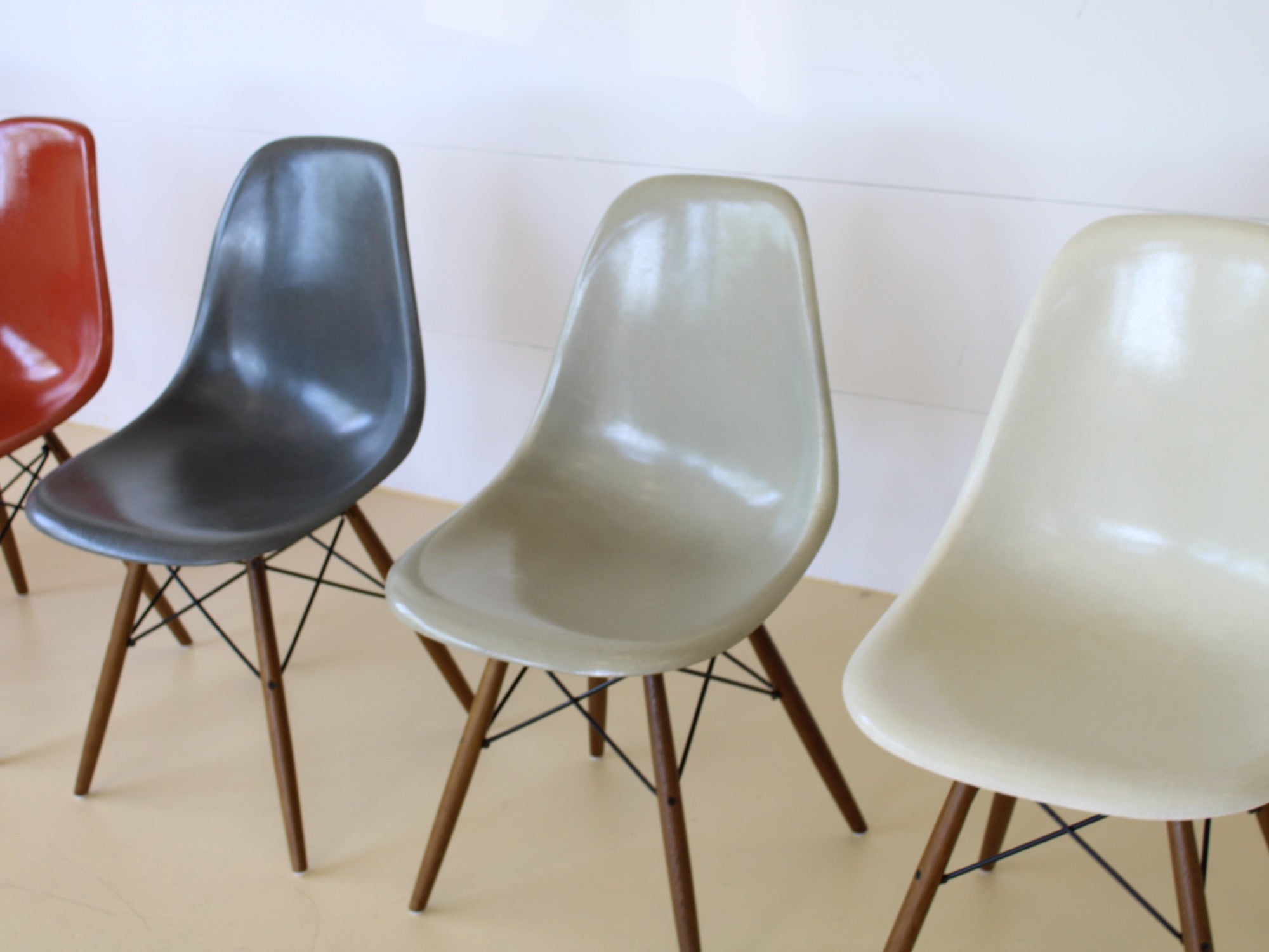 Eames Fiberglas Stühle von Hermann Miller im Set