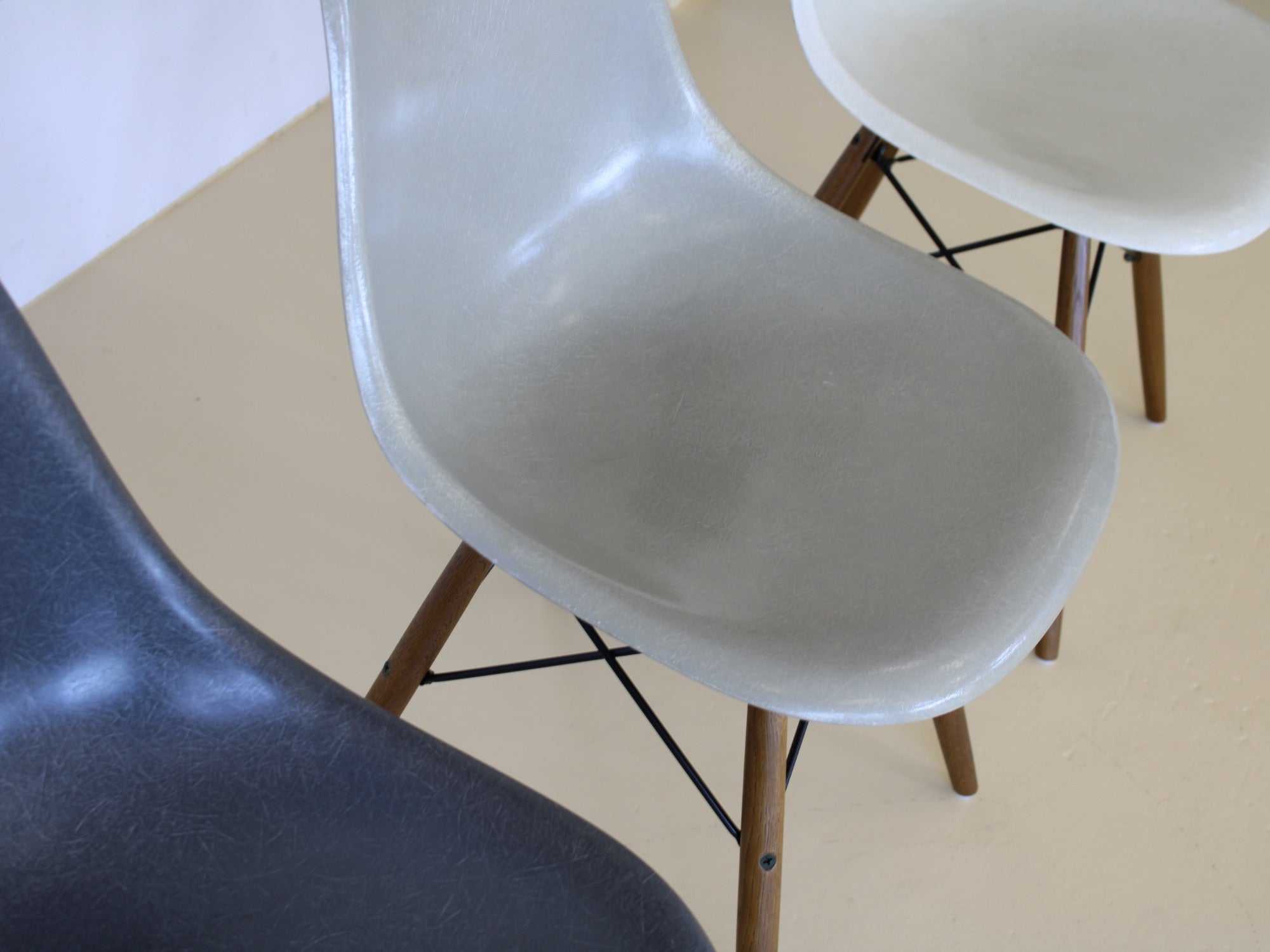 Eames Fiberglas Stühle von Hermann Miller im Set