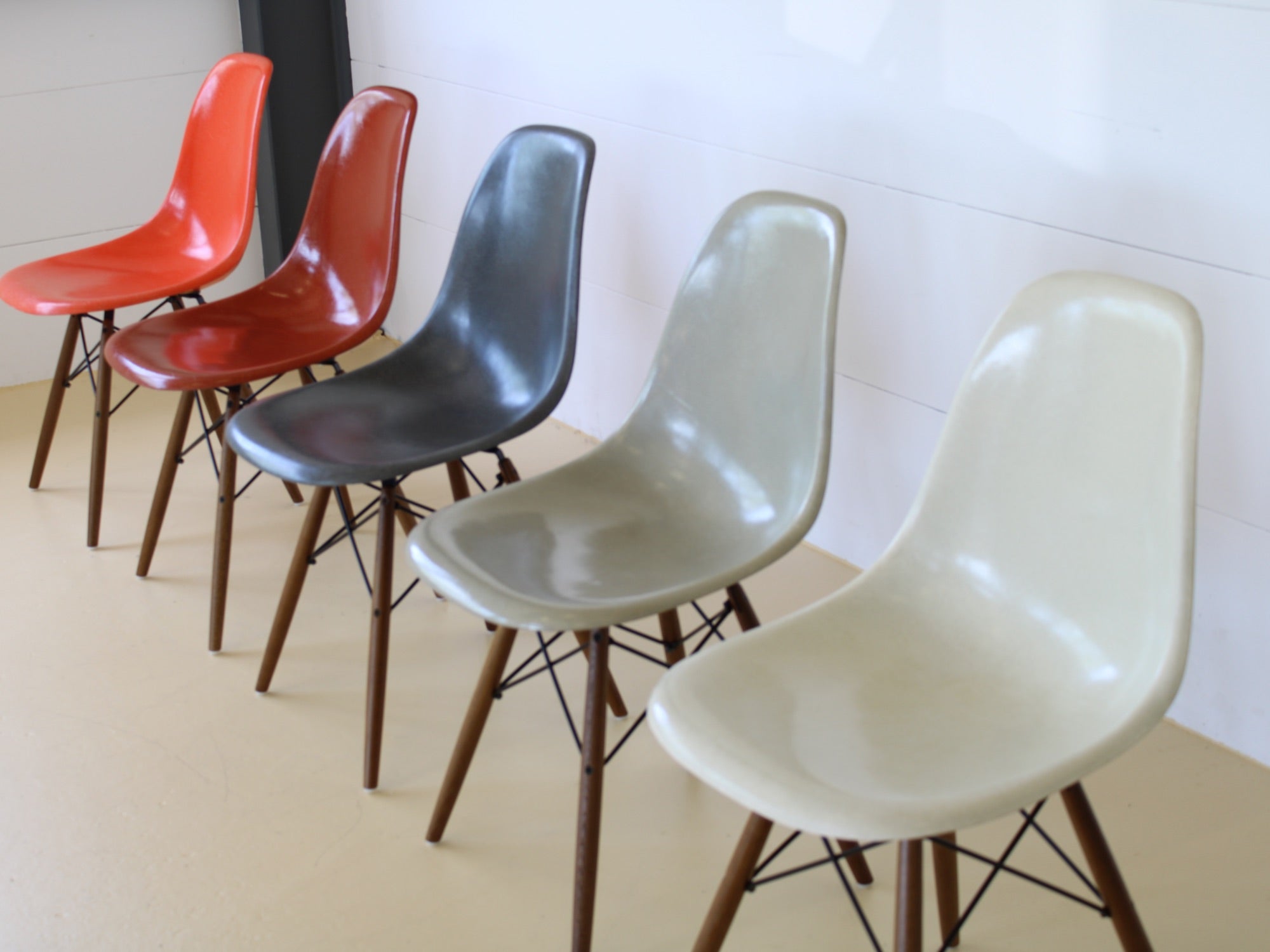 Eames Fiberglas Stühle von Hermann Miller im Set