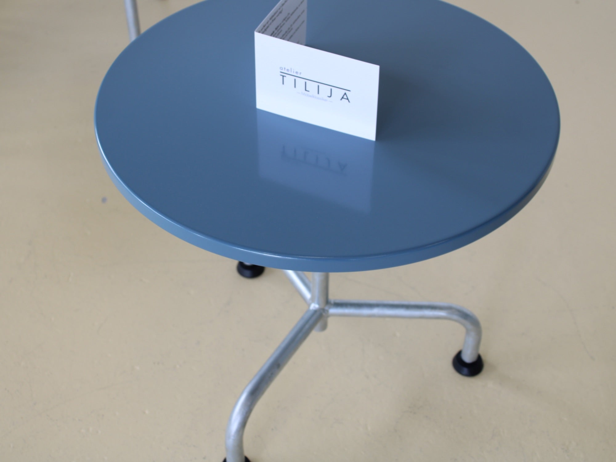 Atelier ALINEA Beistelltisch Ø55cm Blaugrau 3