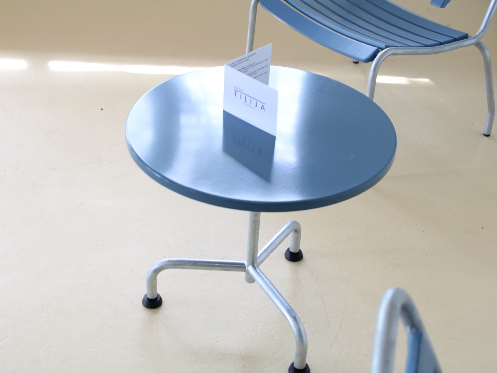 Klassischer Beistelltisch von atelier ALINEA - Blaugrau