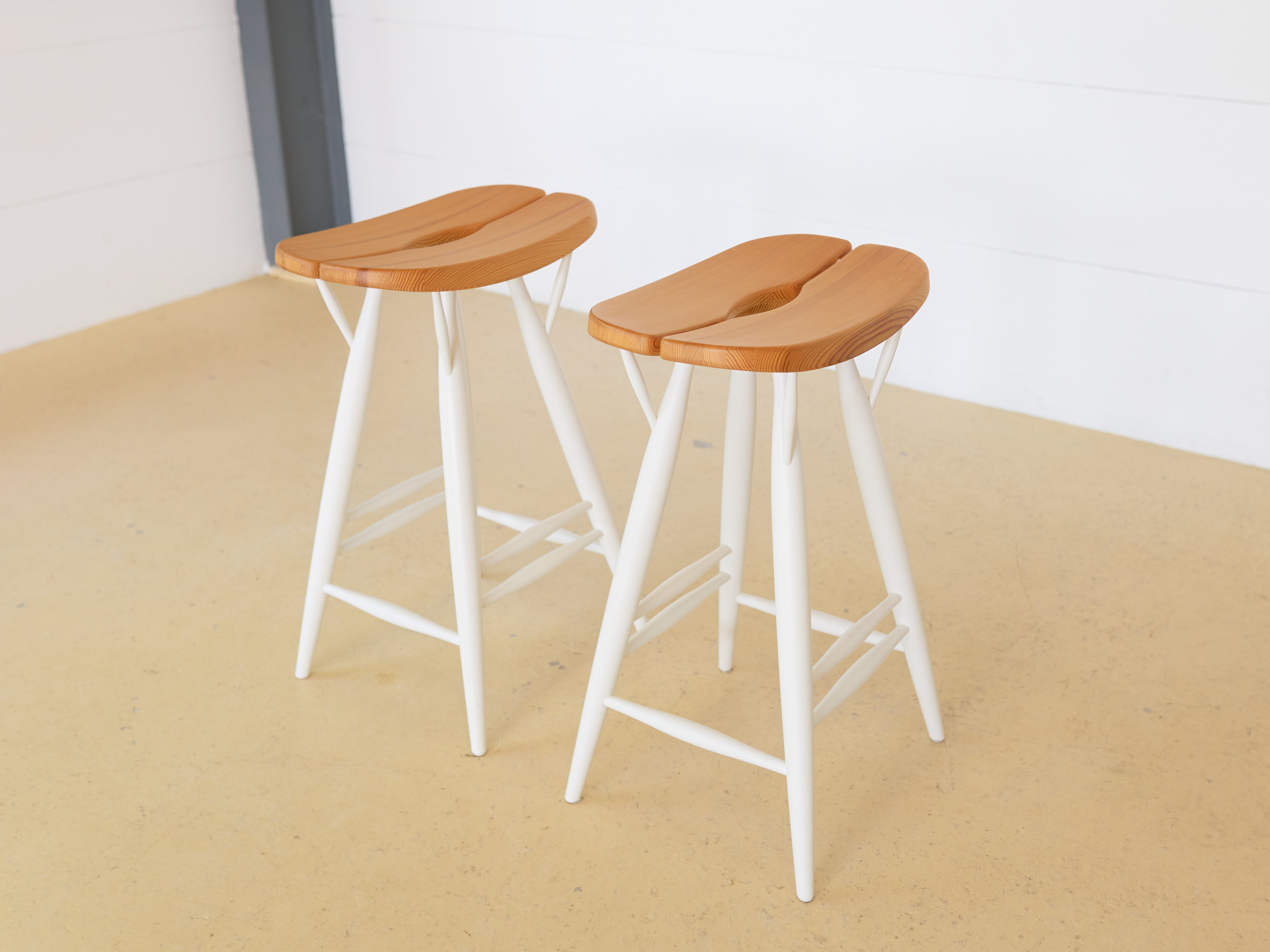 2 Hocker von Ilmari Tapiovaara, Artek