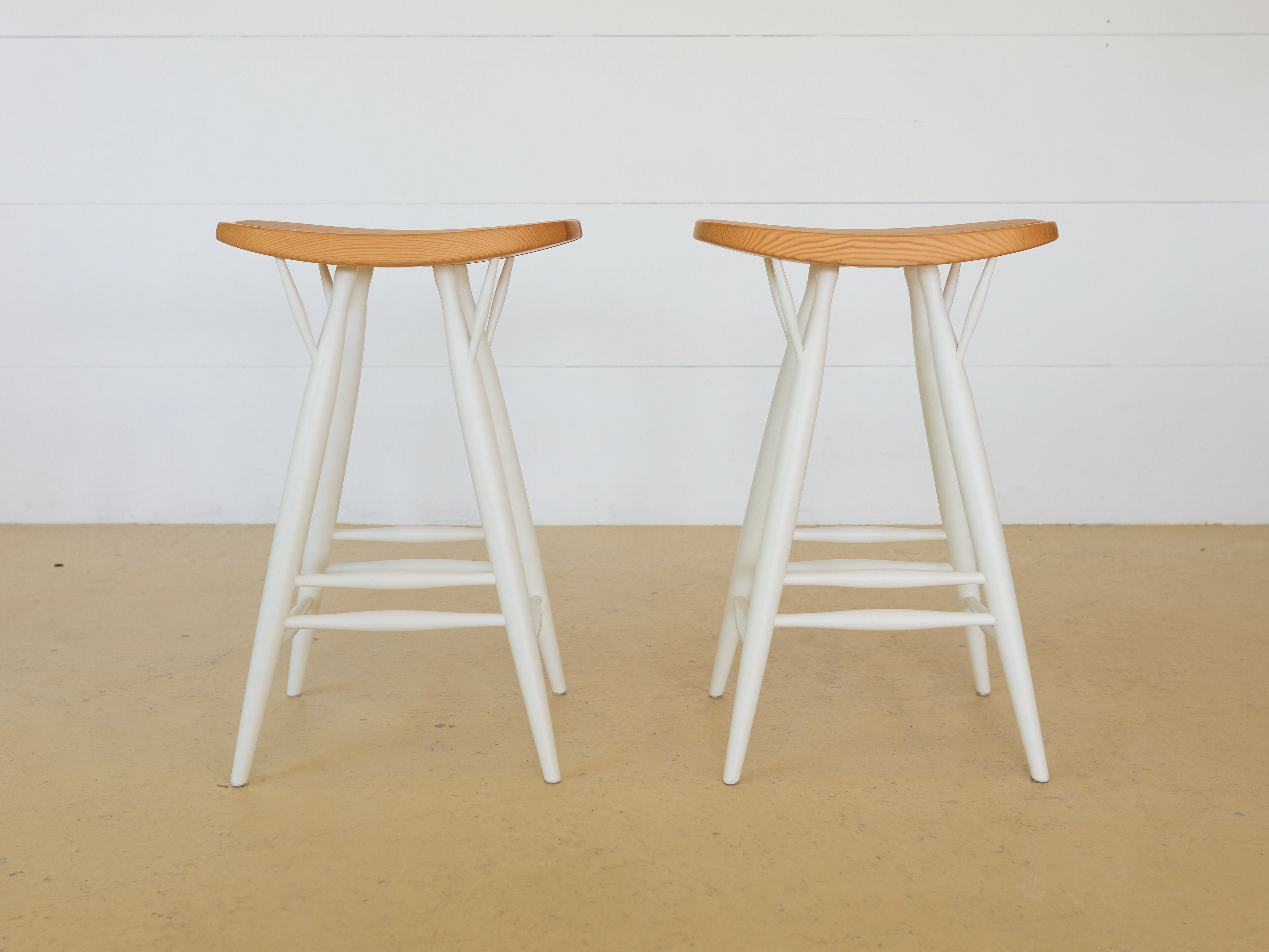 2 Hocker von Ilmari Tapiovaara, Artek