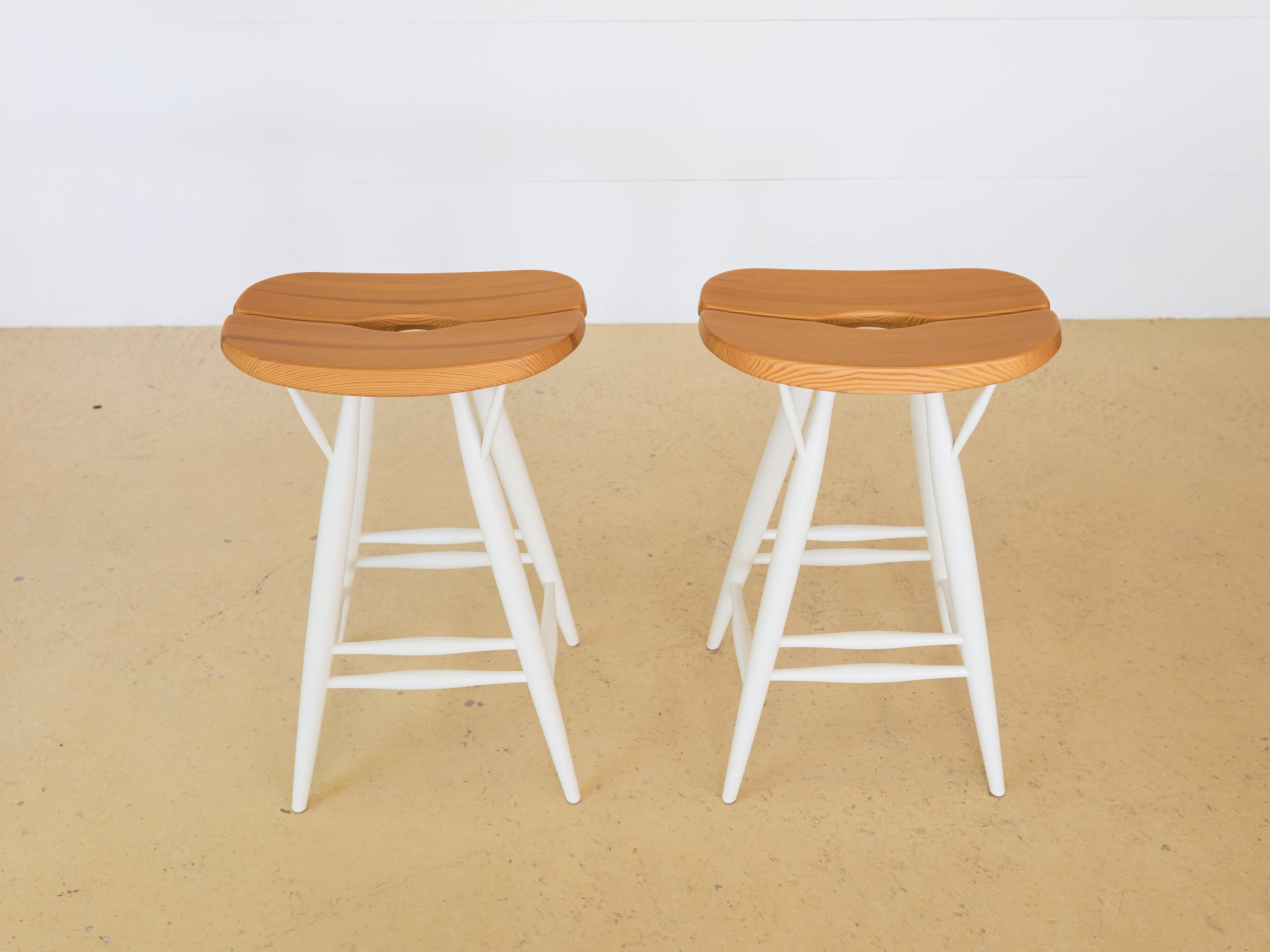 2 Hocker von Ilmari Tapiovaara, Artek