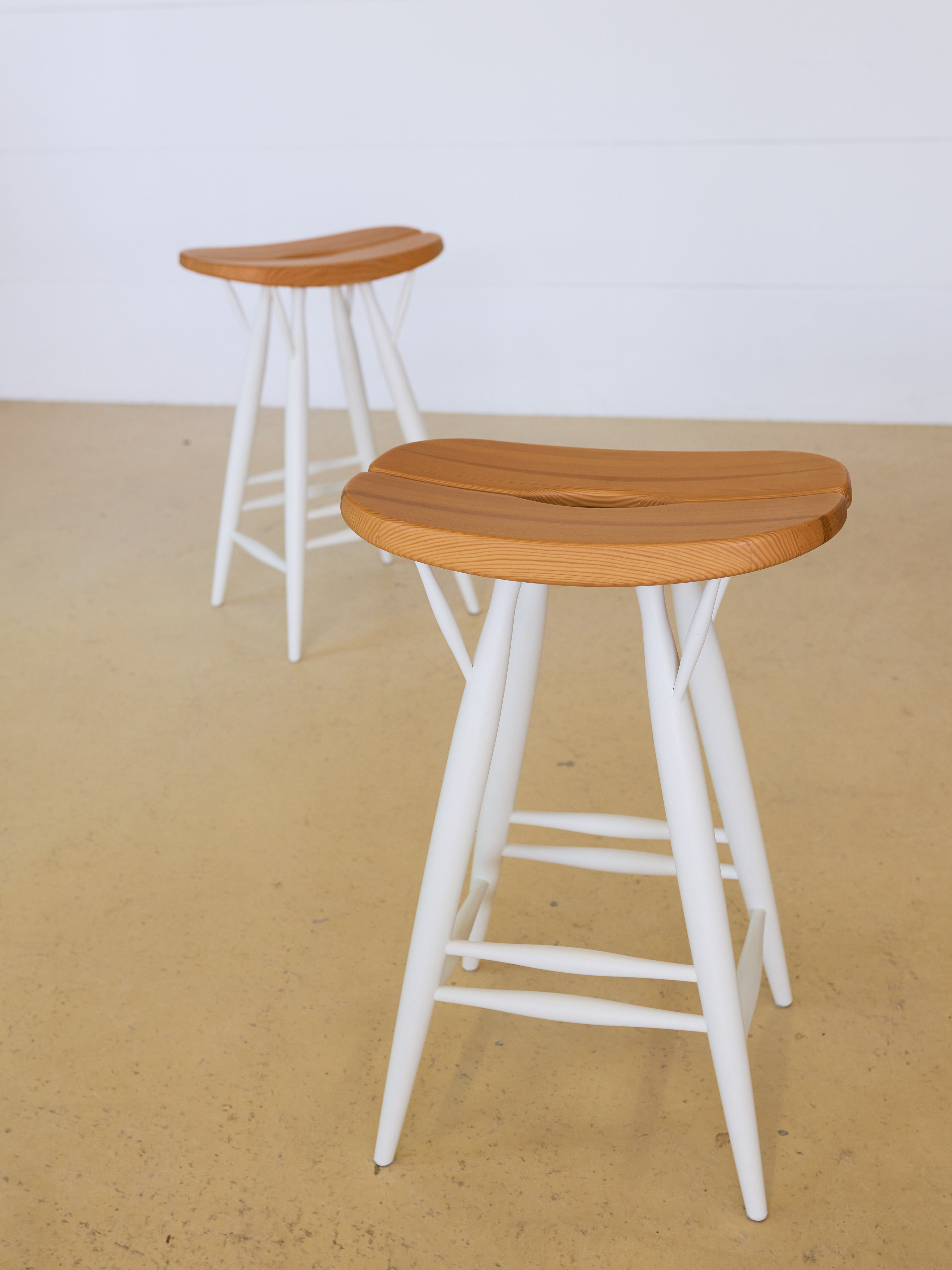2 Hocker von Ilmari Tapiovaara, Artek