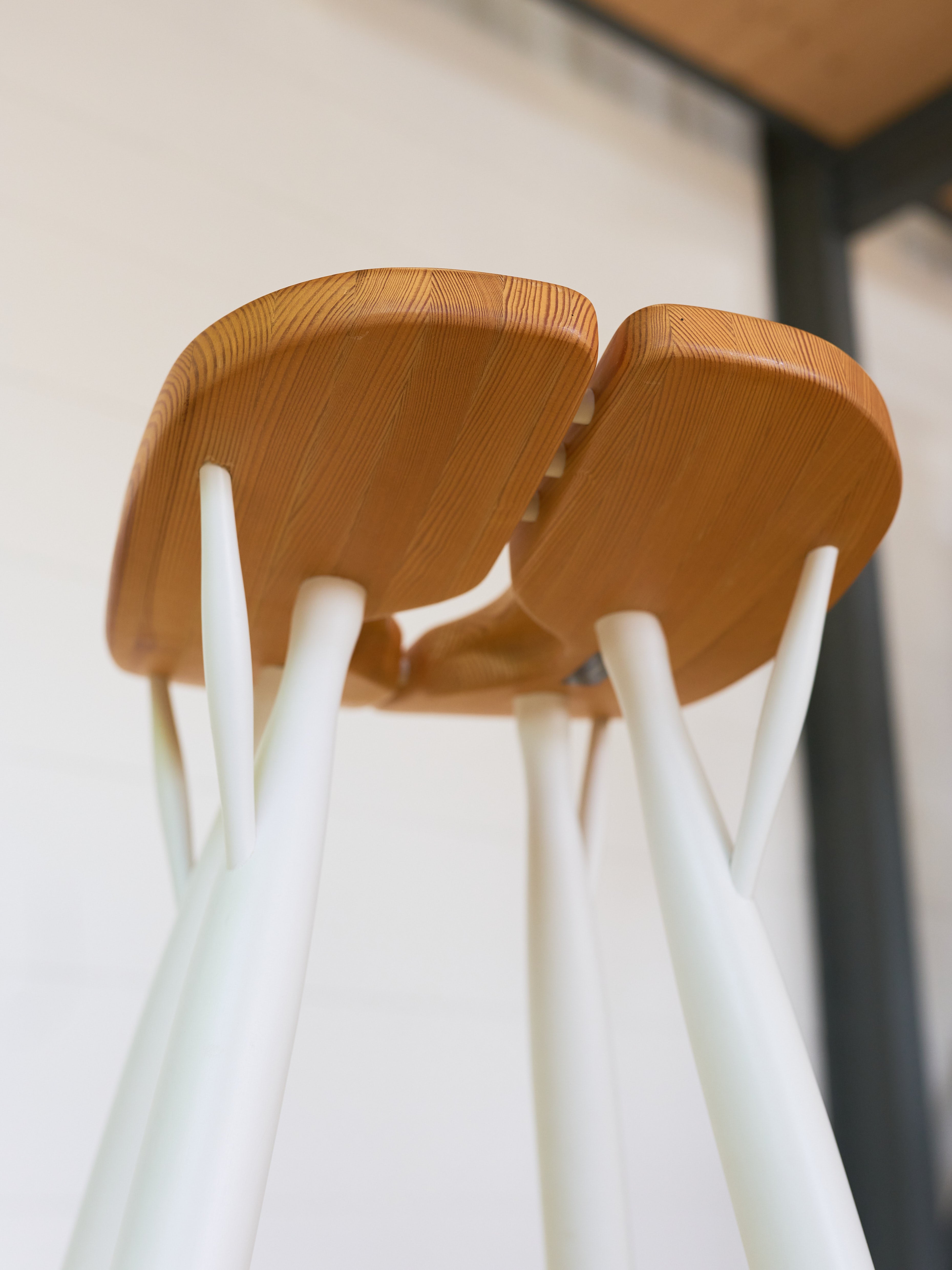 2 Hocker von Ilmari Tapiovaara, Artek