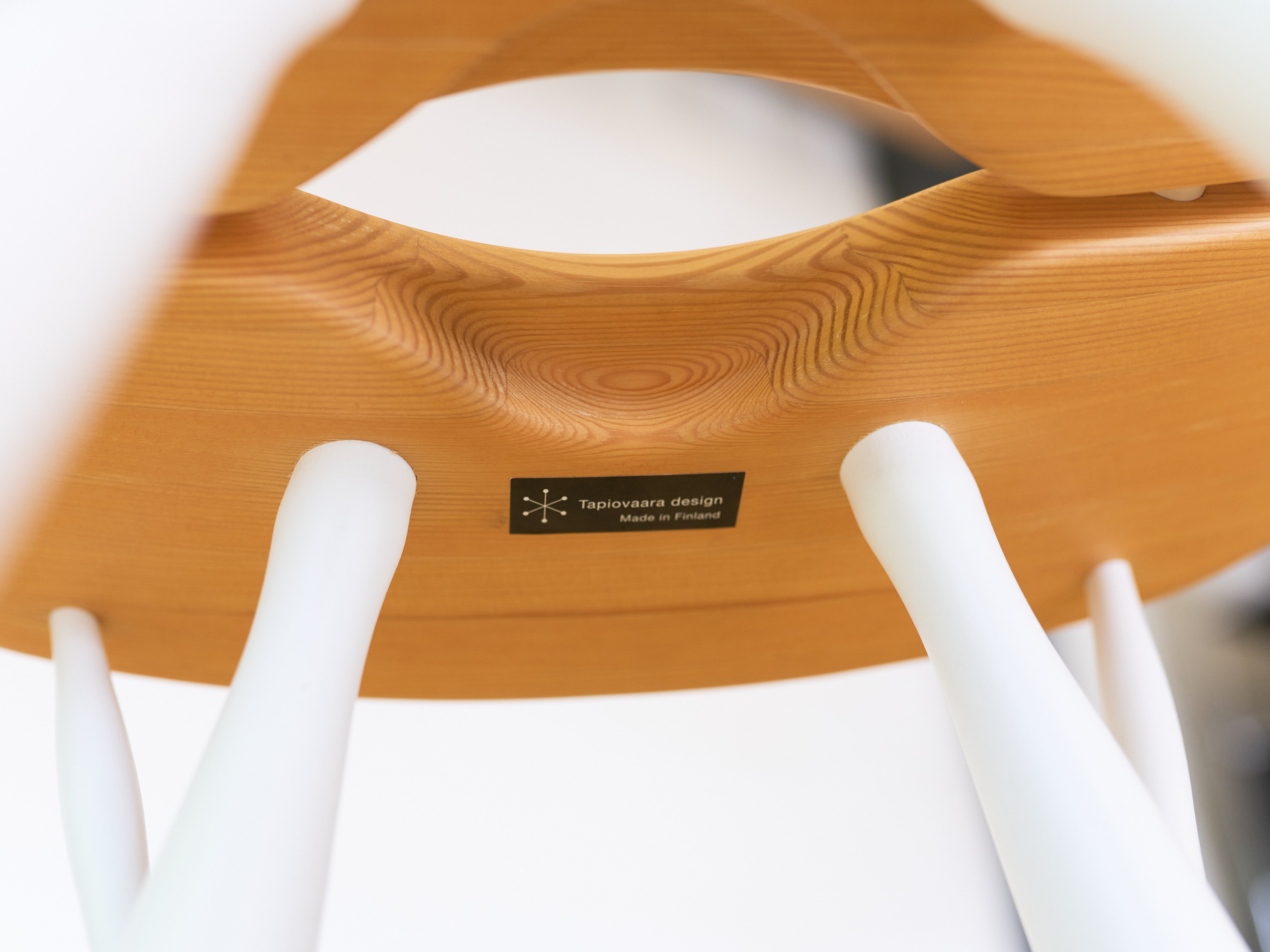 2 Hocker von Ilmari Tapiovaara, Artek