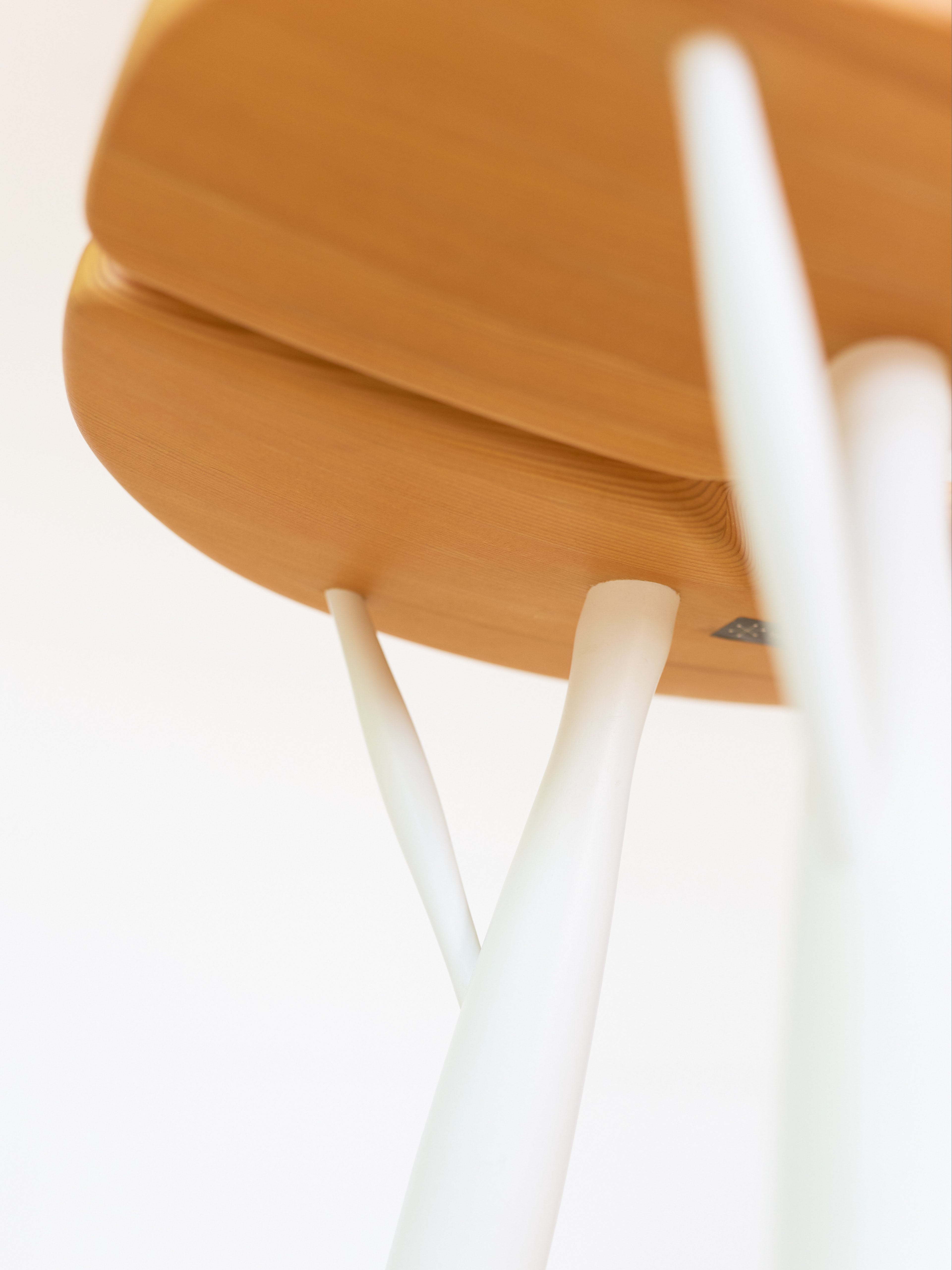 2 Hocker von Ilmari Tapiovaara, Artek