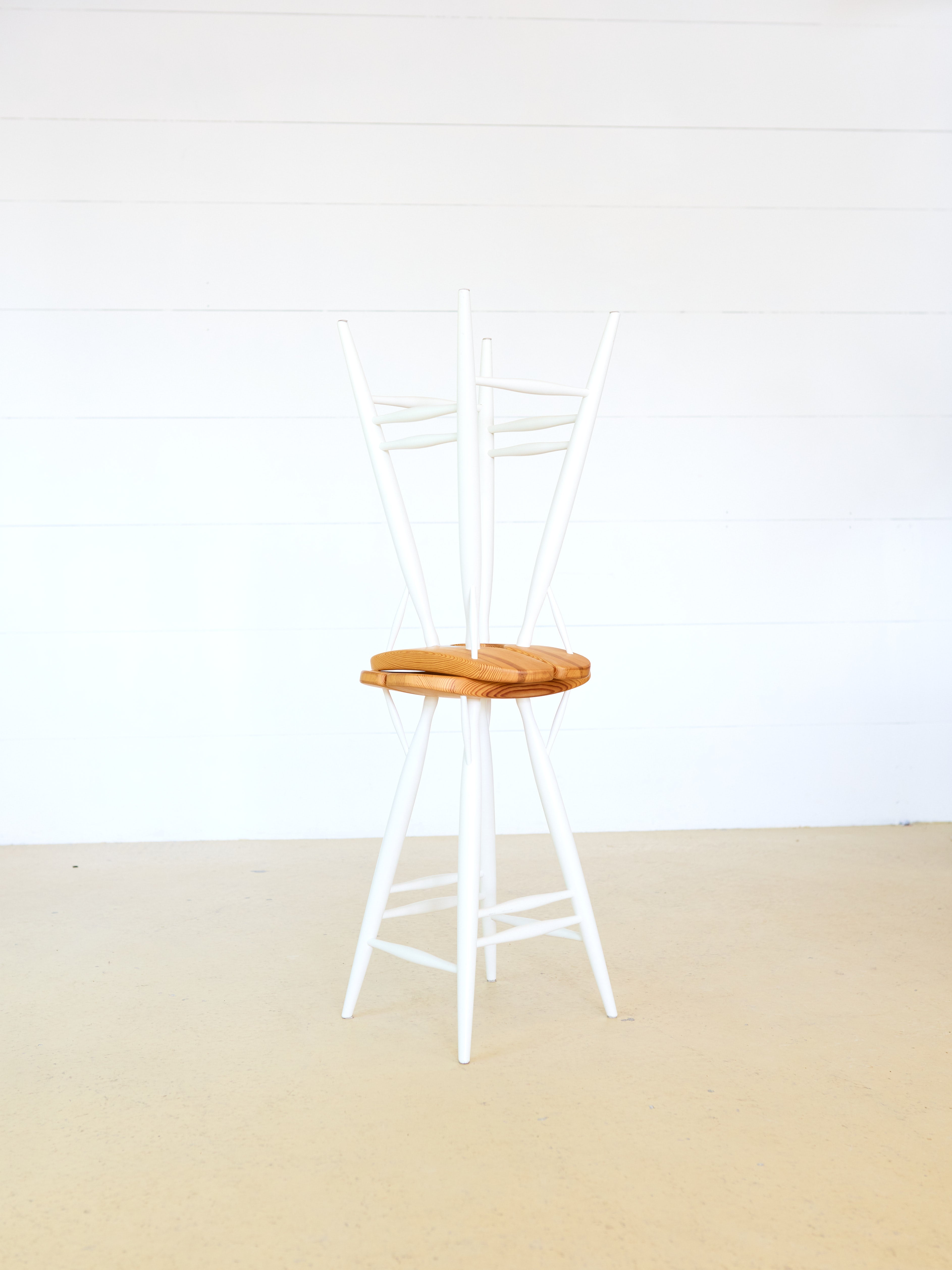 2 Hocker von Ilmari Tapiovaara, Artek