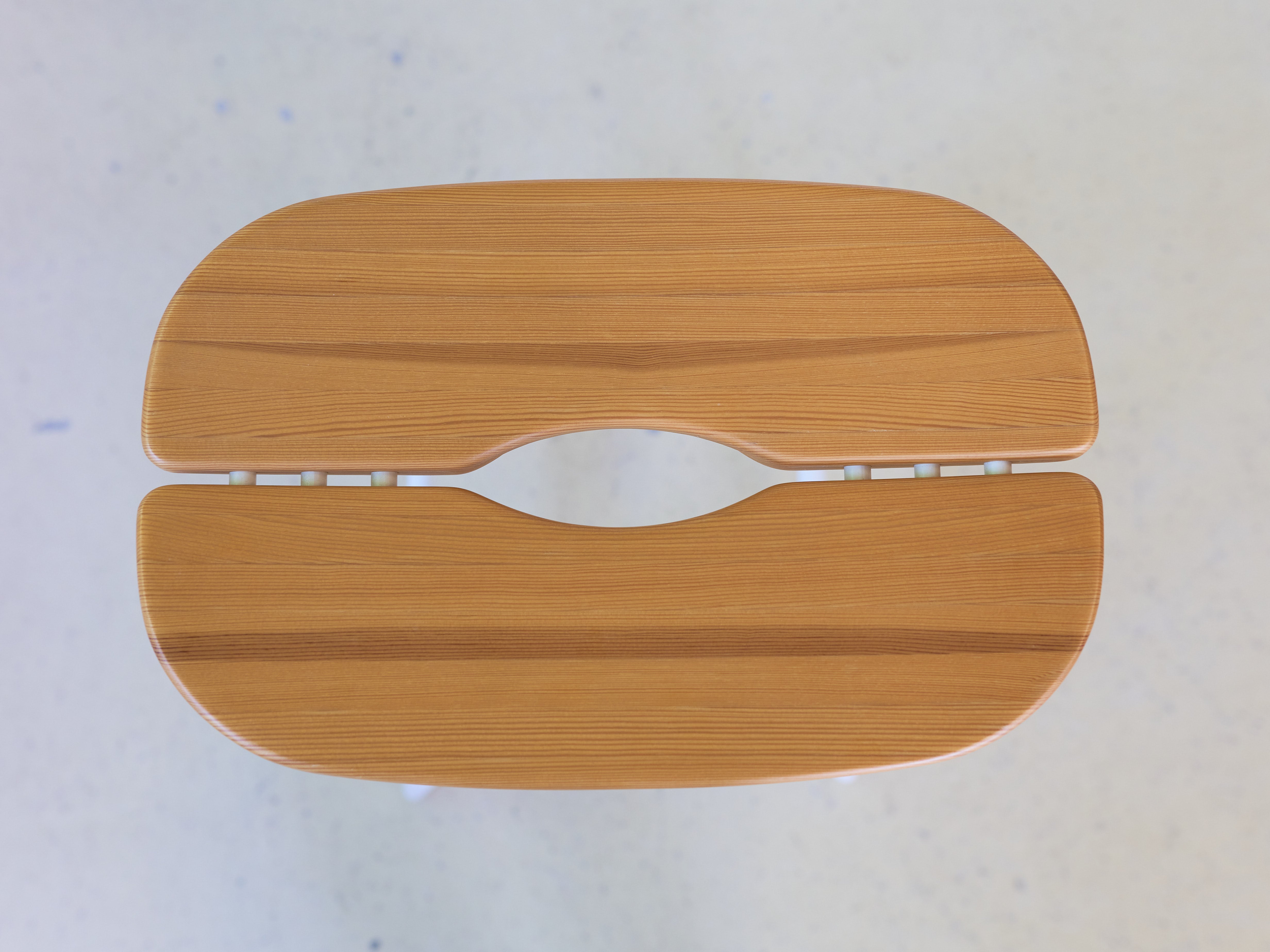 2 Hocker von Ilmari Tapiovaara, Artek