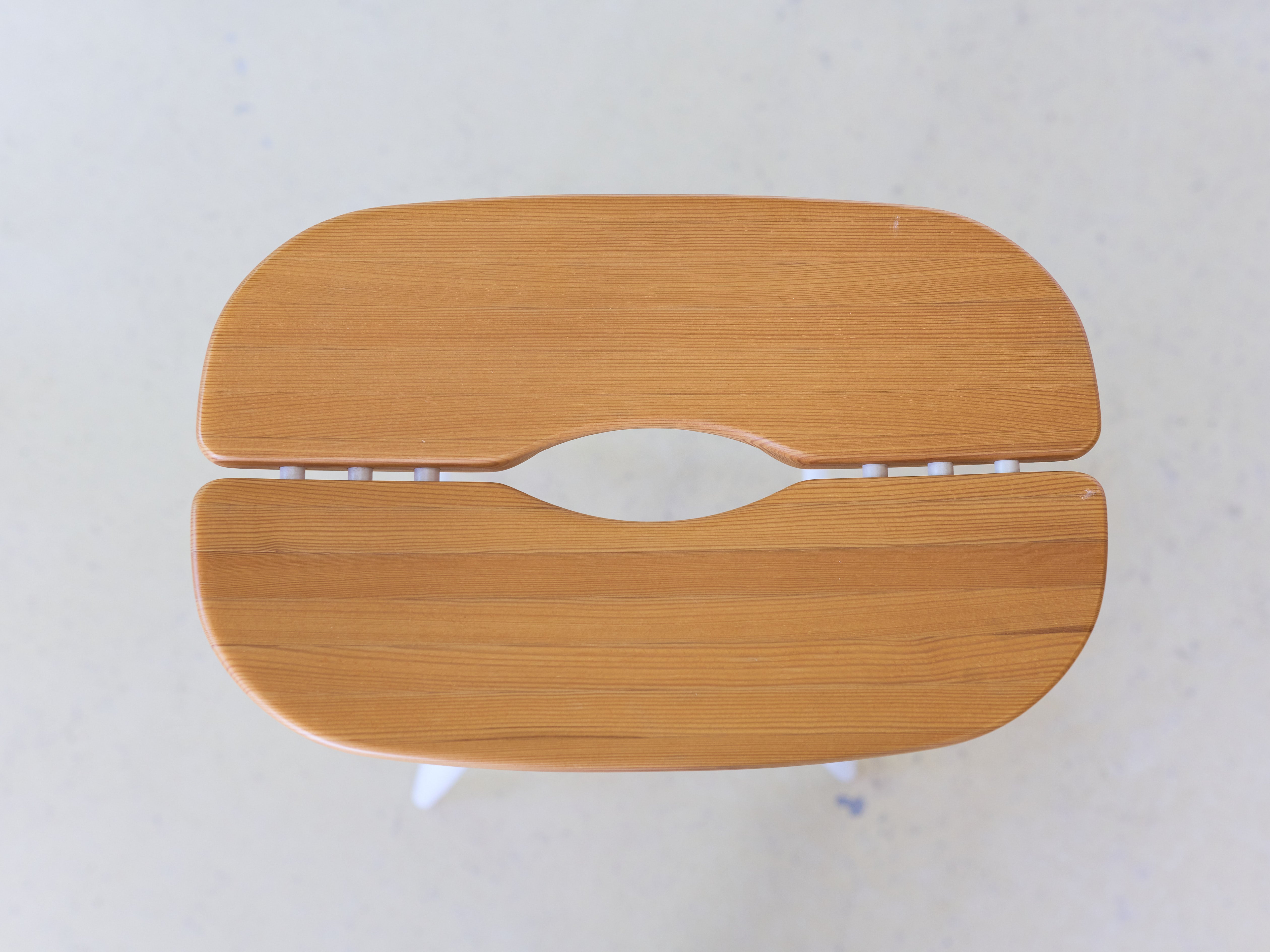 2 Hocker von Ilmari Tapiovaara, Artek