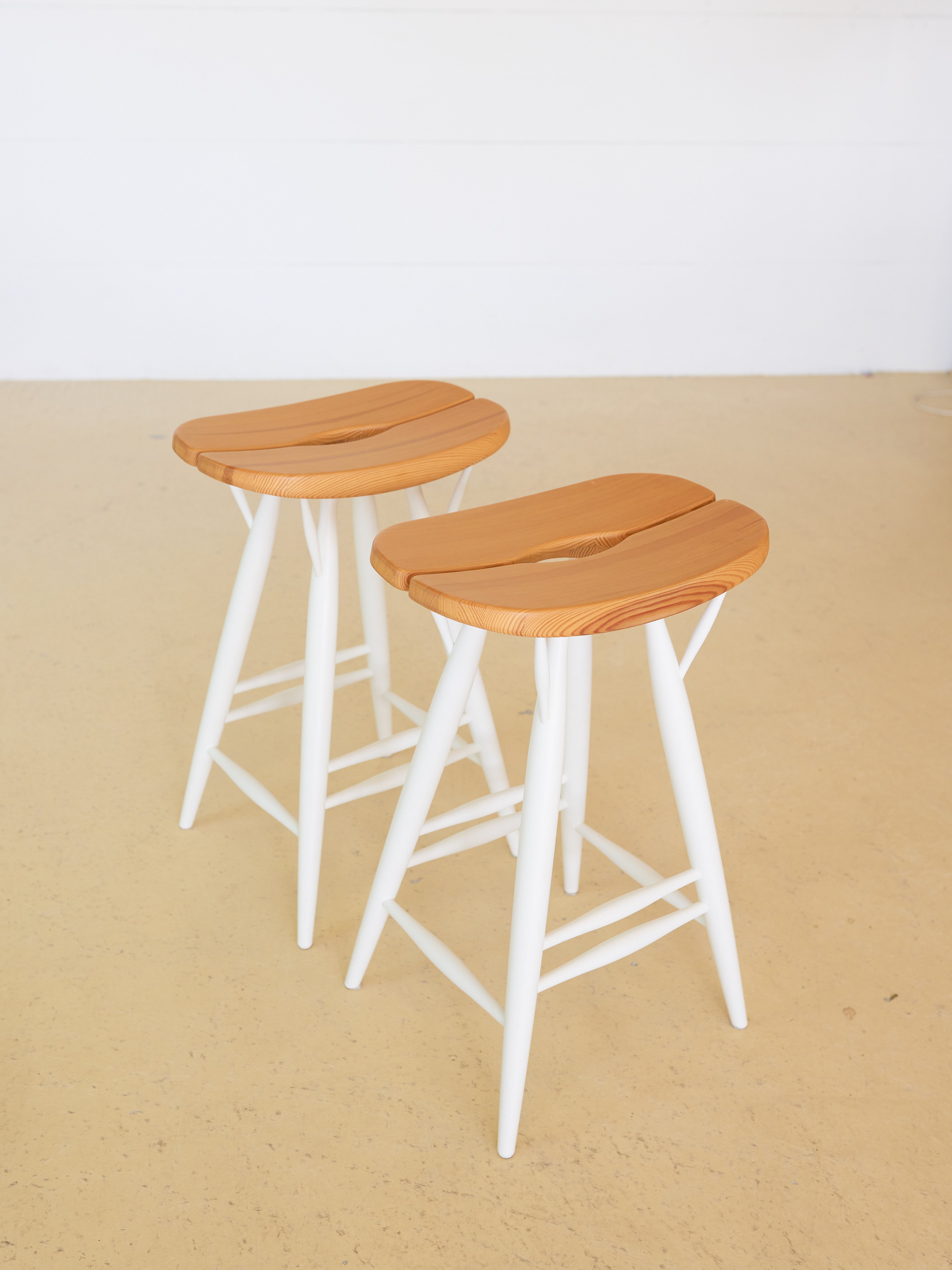 2 Hocker von Ilmari Tapiovaara, Artek