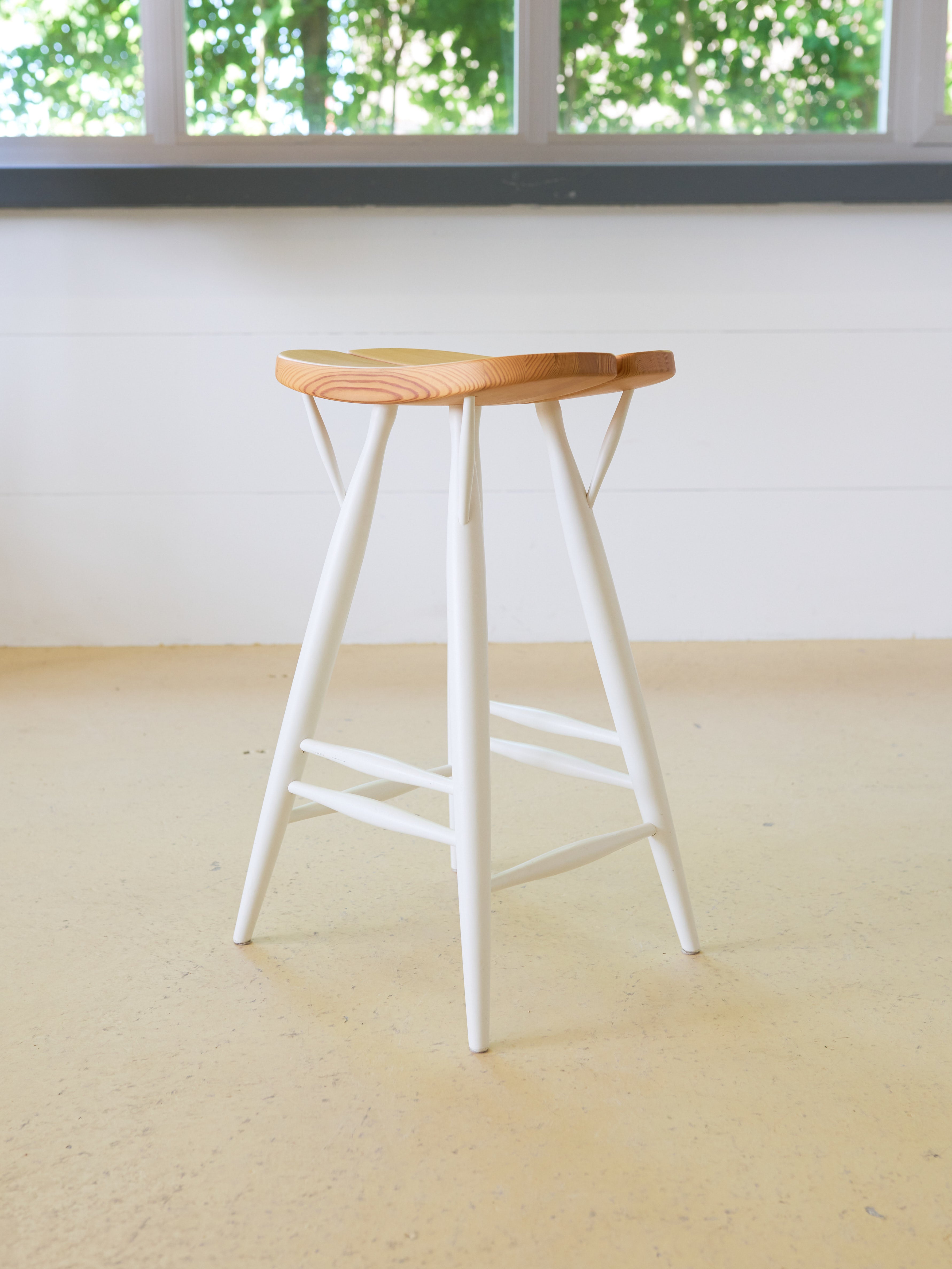 2 Hocker von Ilmari Tapiovaara, Artek