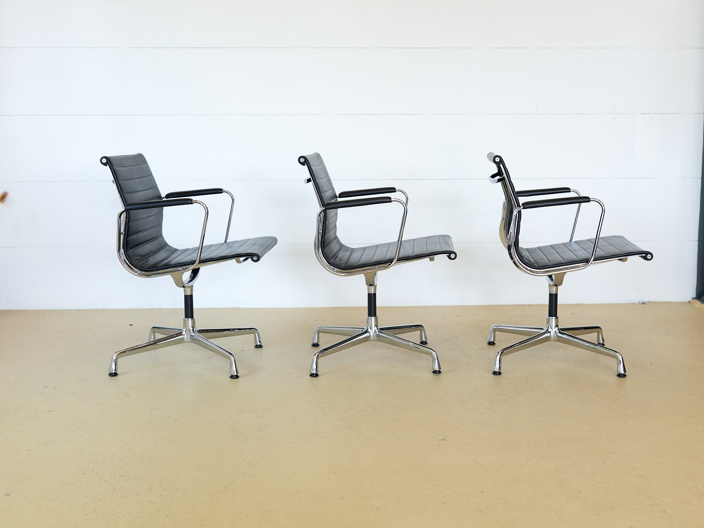 Vitra Eames Stuhl EA 108