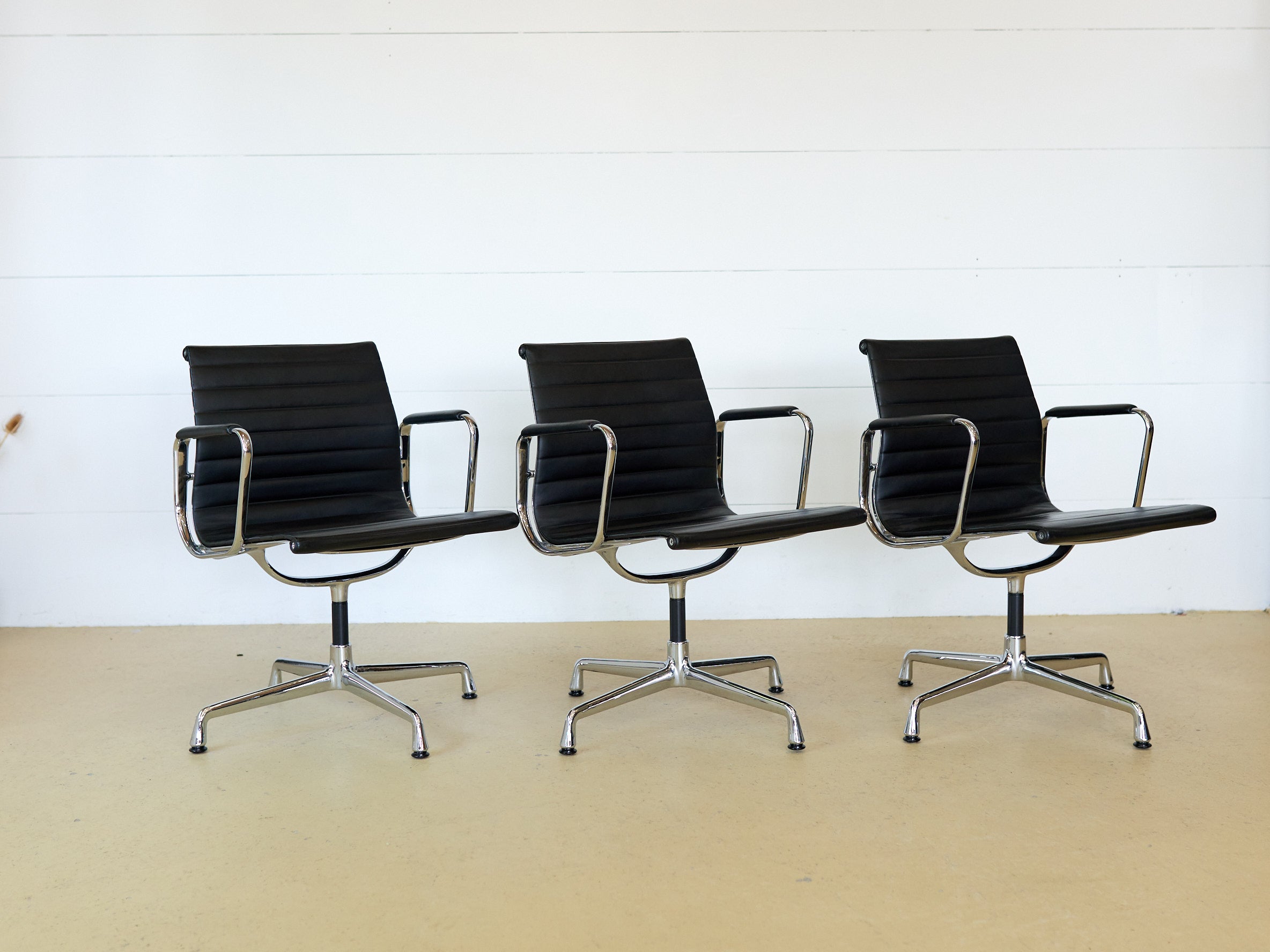 Vitra Eames Stuhl EA 108