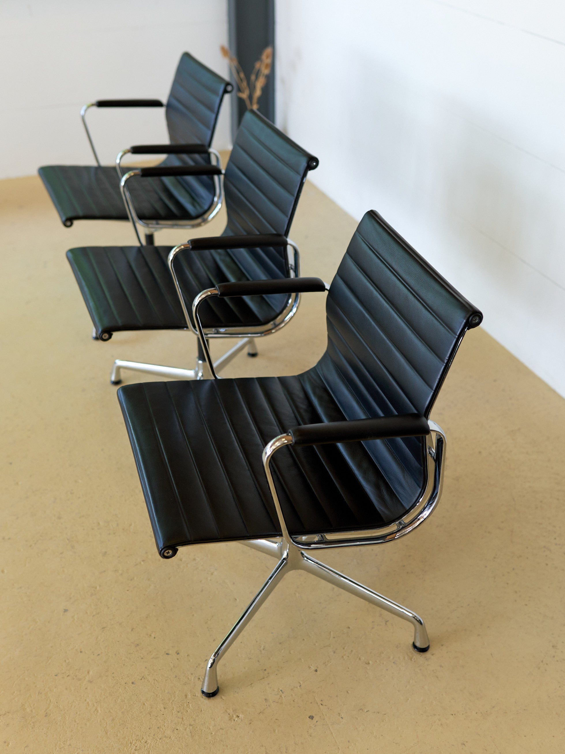 Vitra Eames Stuhl EA 108