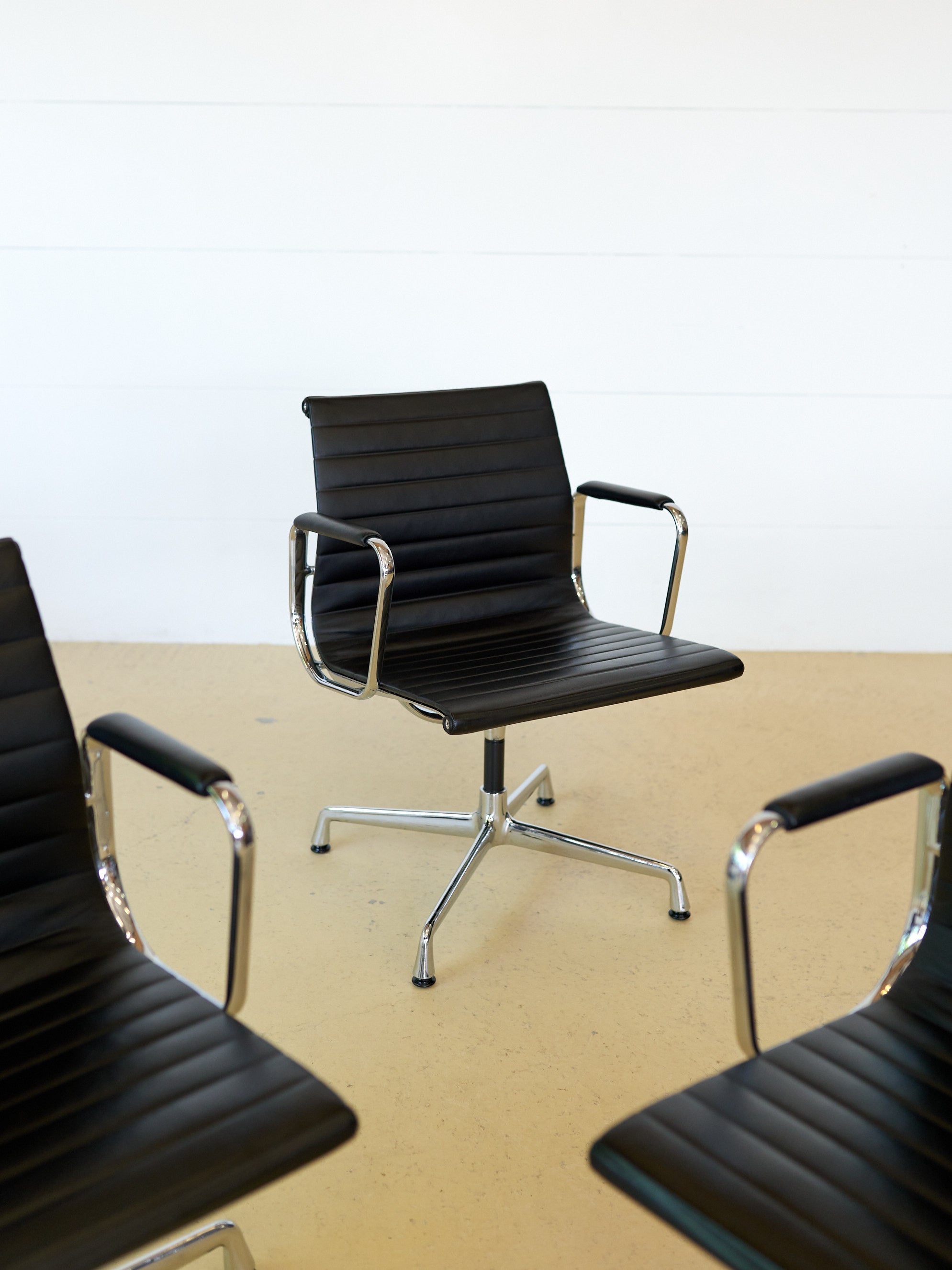 Vitra Eames Stuhl EA 108