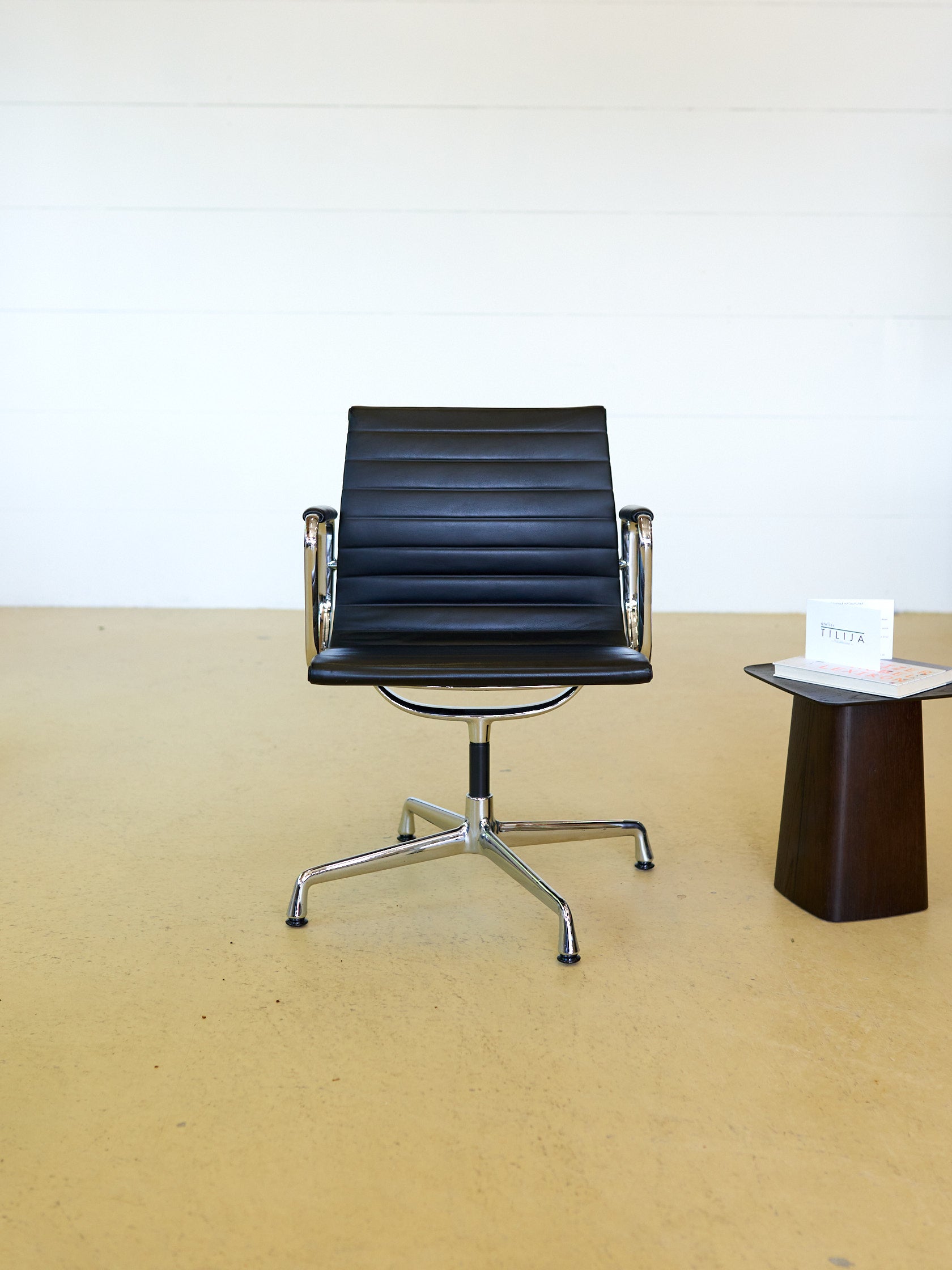 Vitra Eames Stuhl EA 108