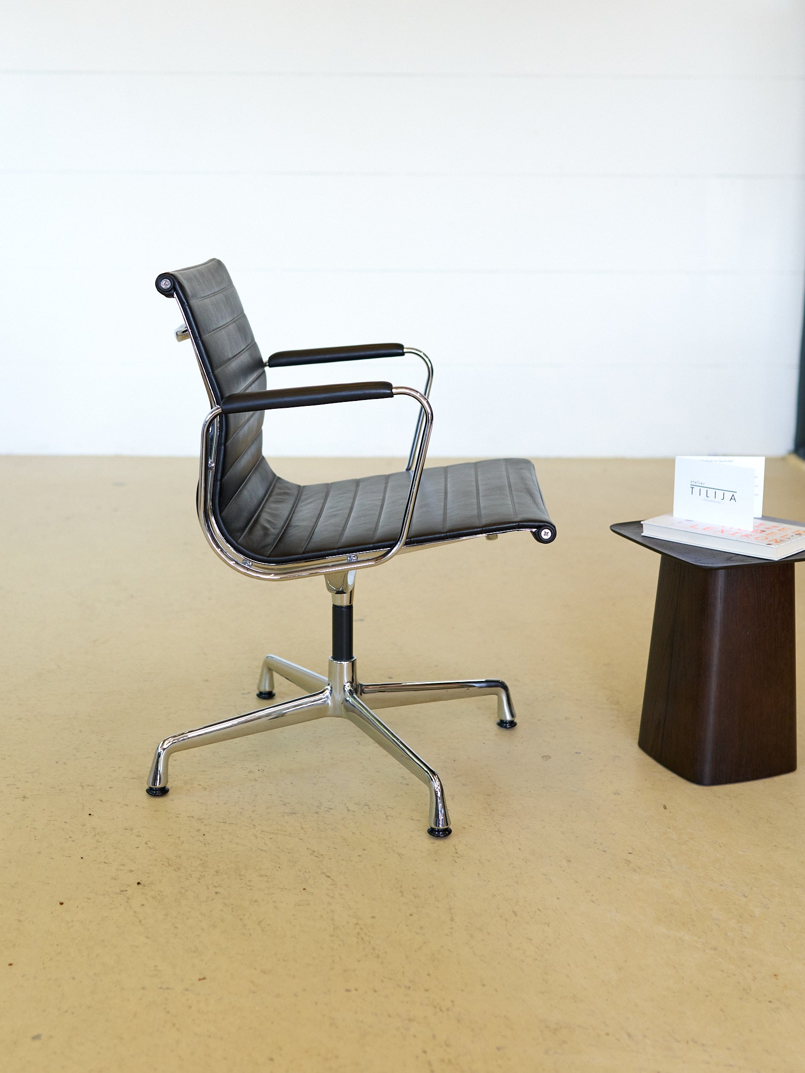 Vitra Eames Stuhl EA 108