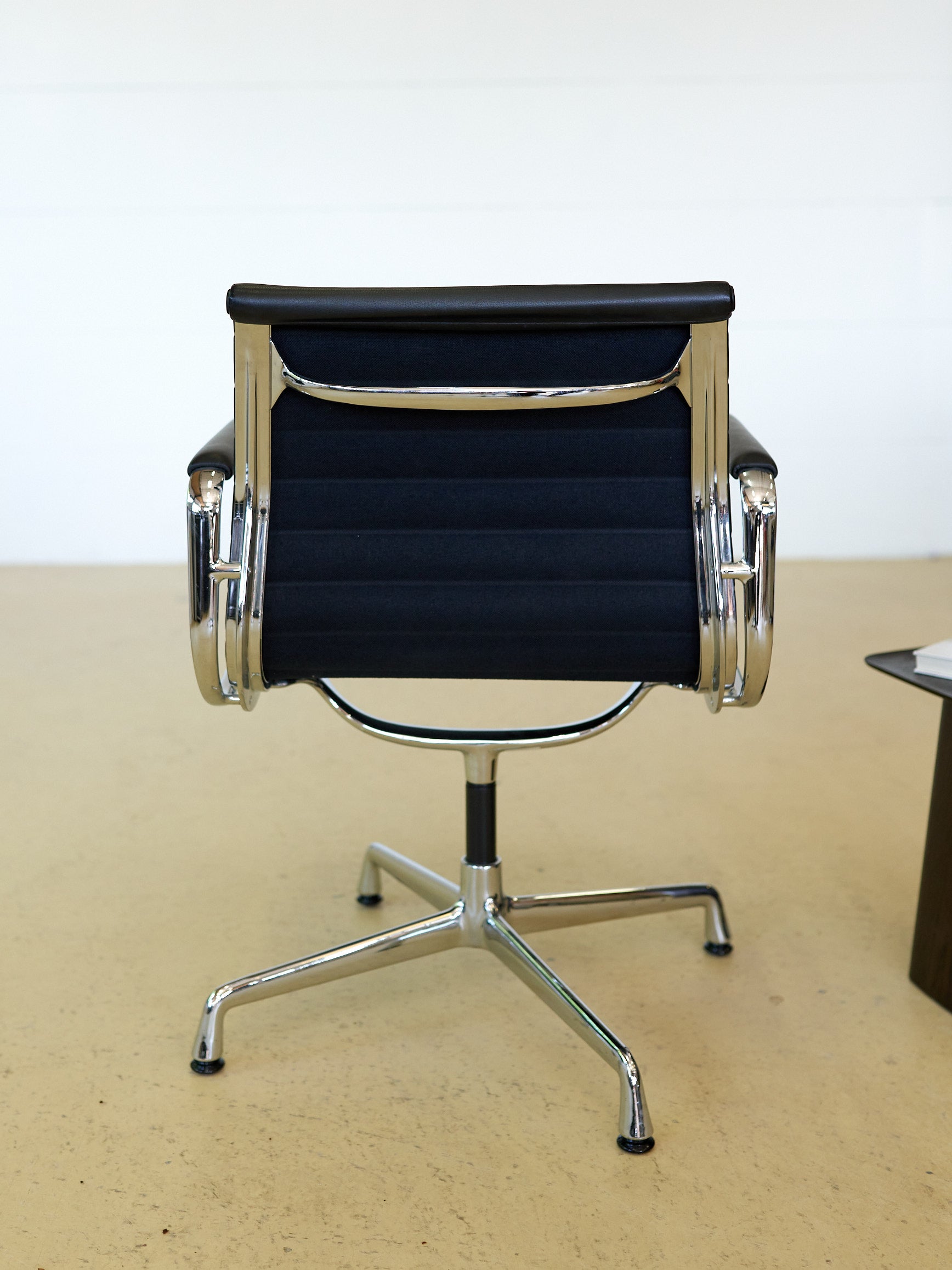 Vitra Eames Stuhl EA 108