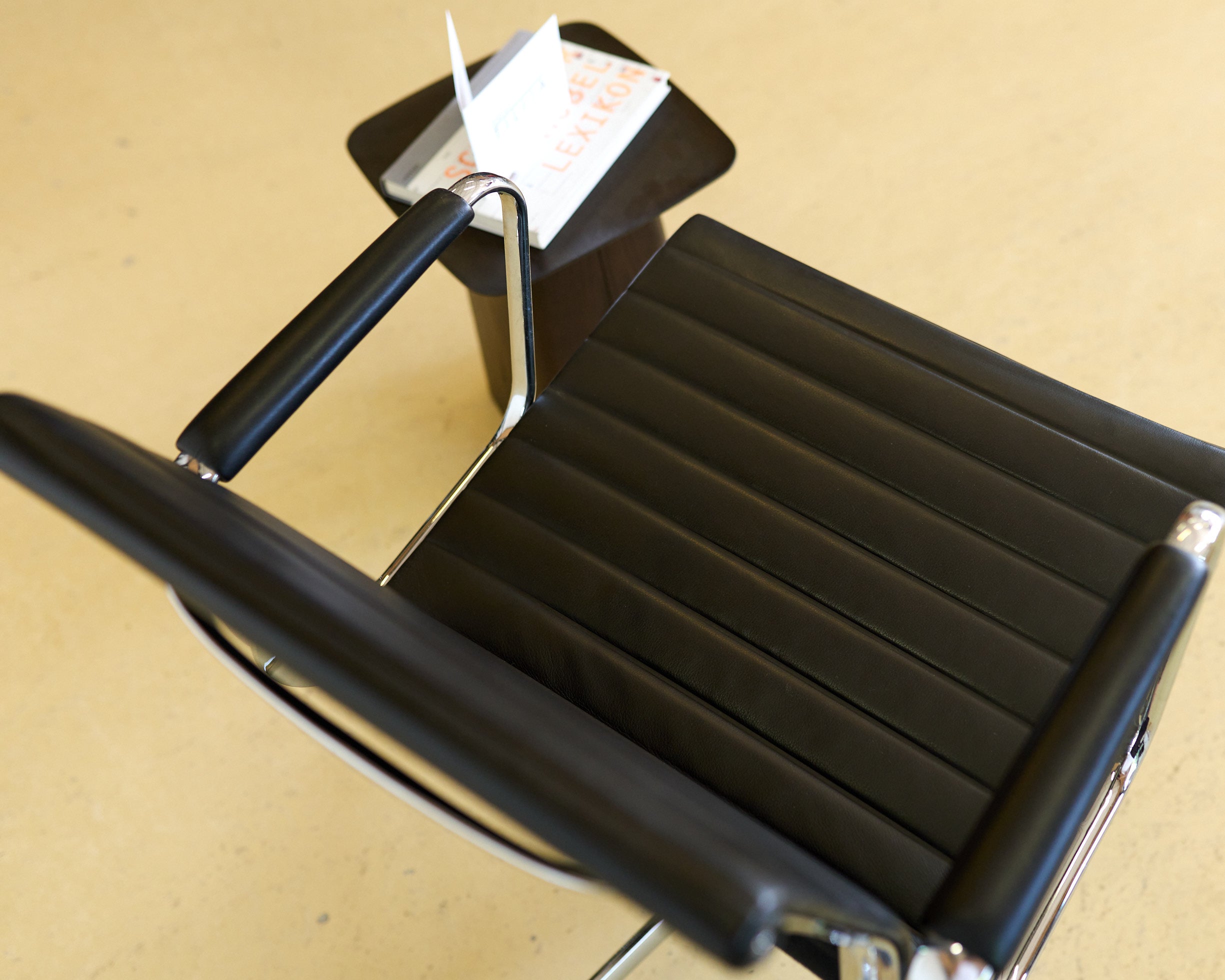 Vitra Eames Stuhl EA 108