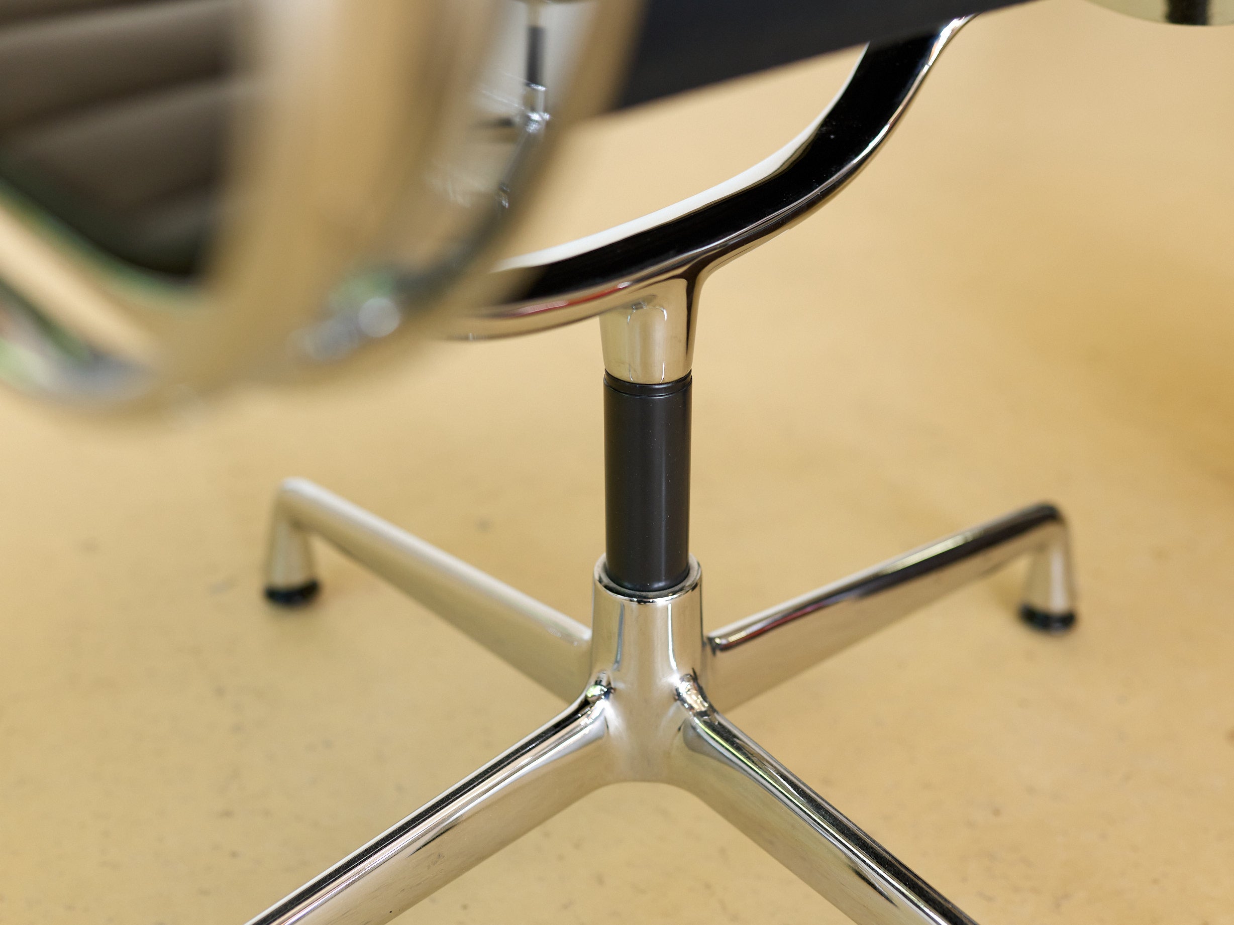 Vitra Eames Stuhl EA 108