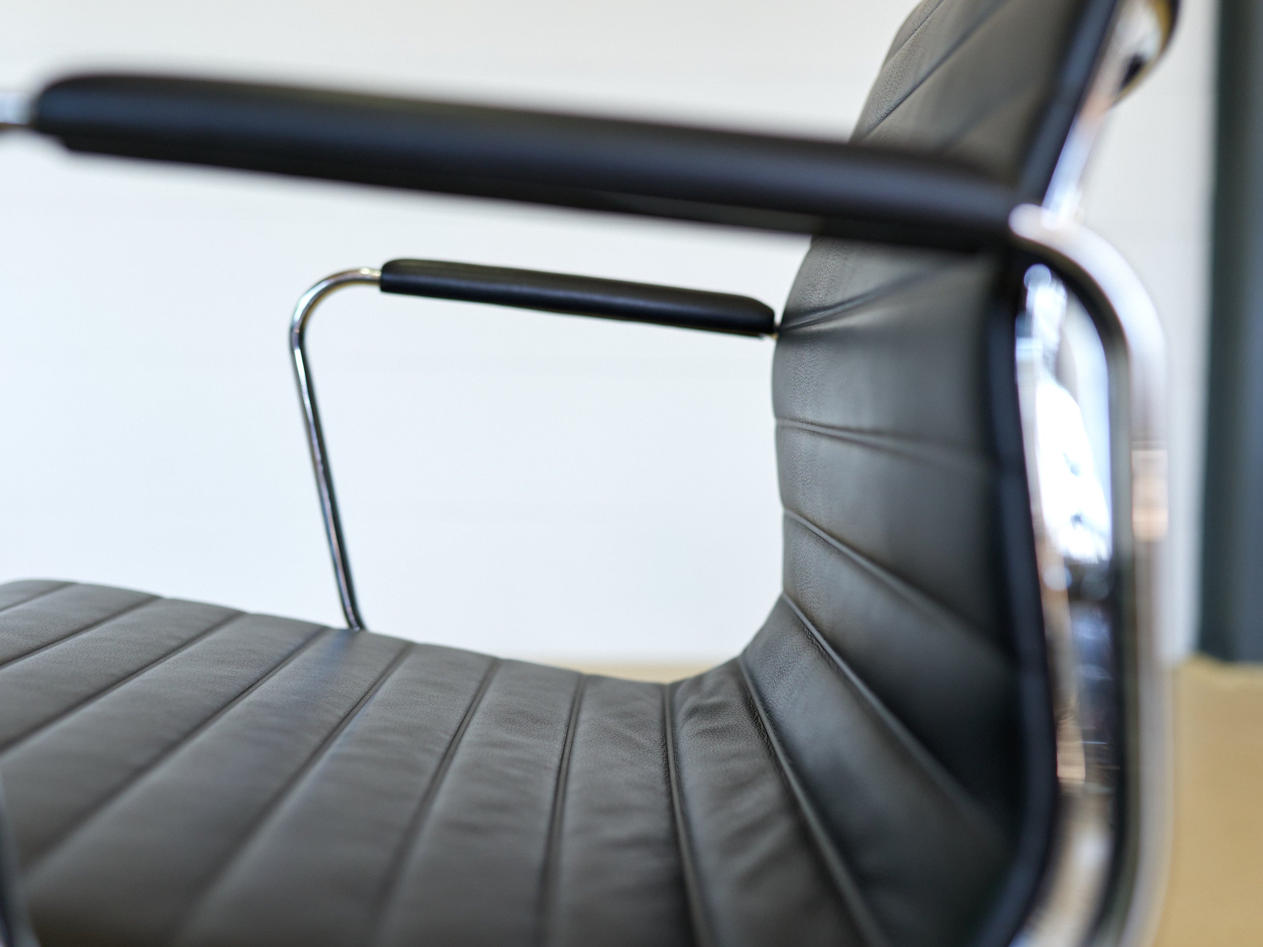 Vitra Eames Stuhl EA 108